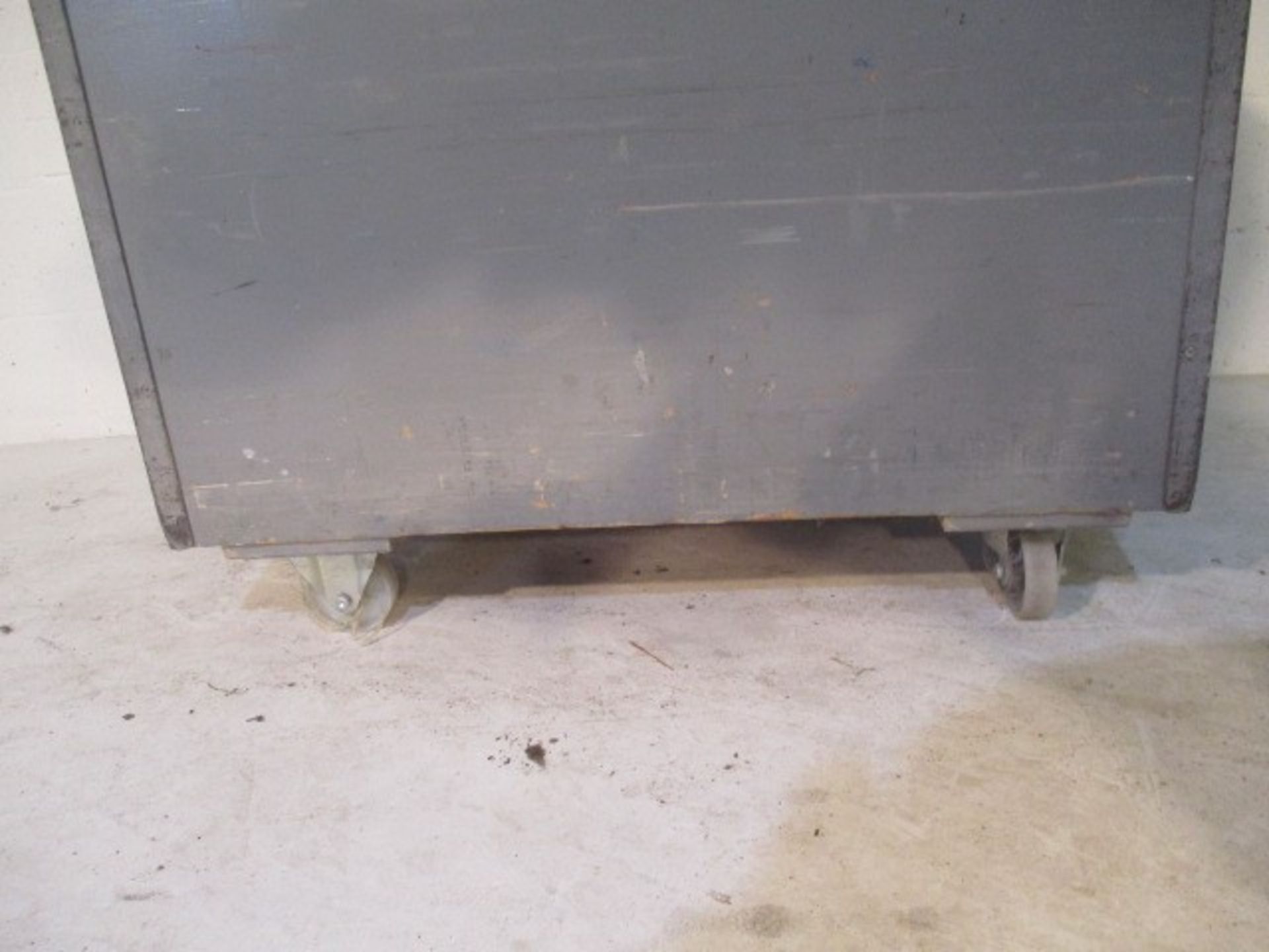 An grey painted industrial trolley with metal edging - length 102cm, width 72cm - Image 5 of 5