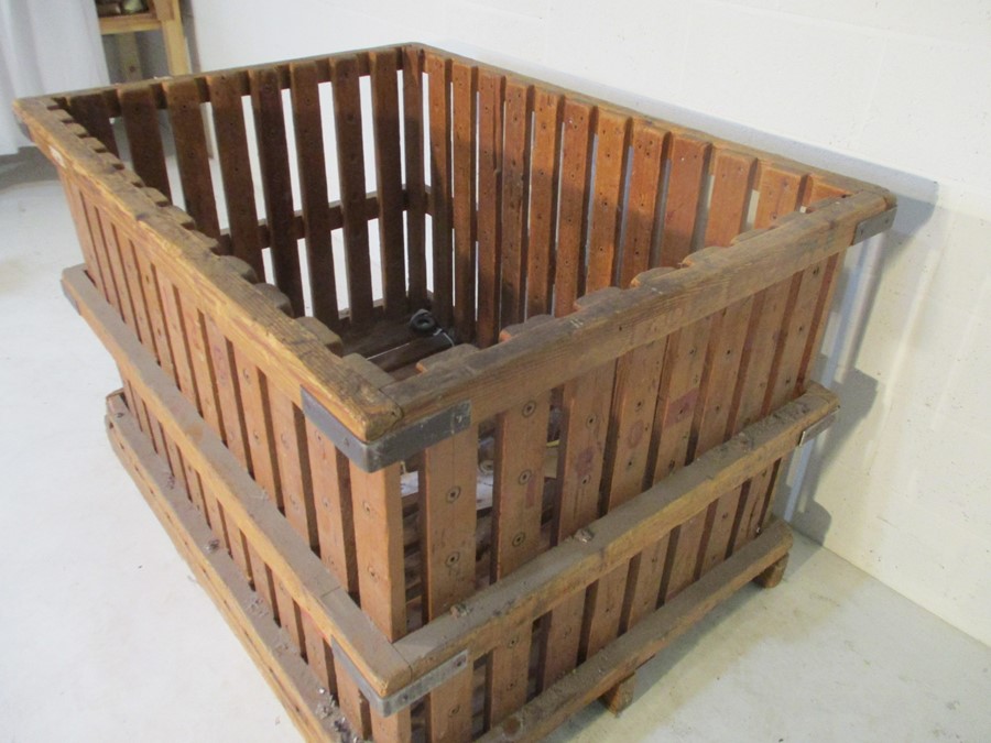 A large wooden slatted crate, 145cm x 106 cm - Image 3 of 5