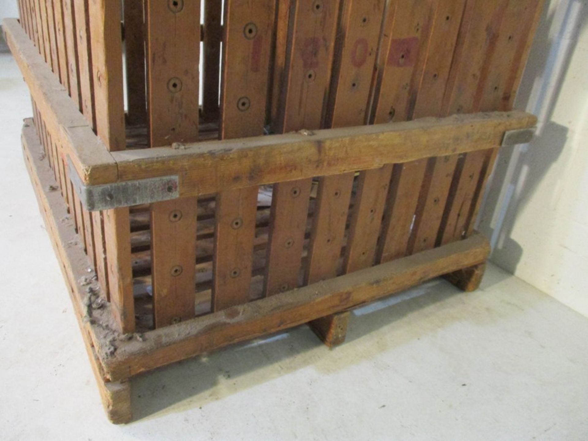 A large wooden slatted crate, 145cm x 106 cm - Image 5 of 5