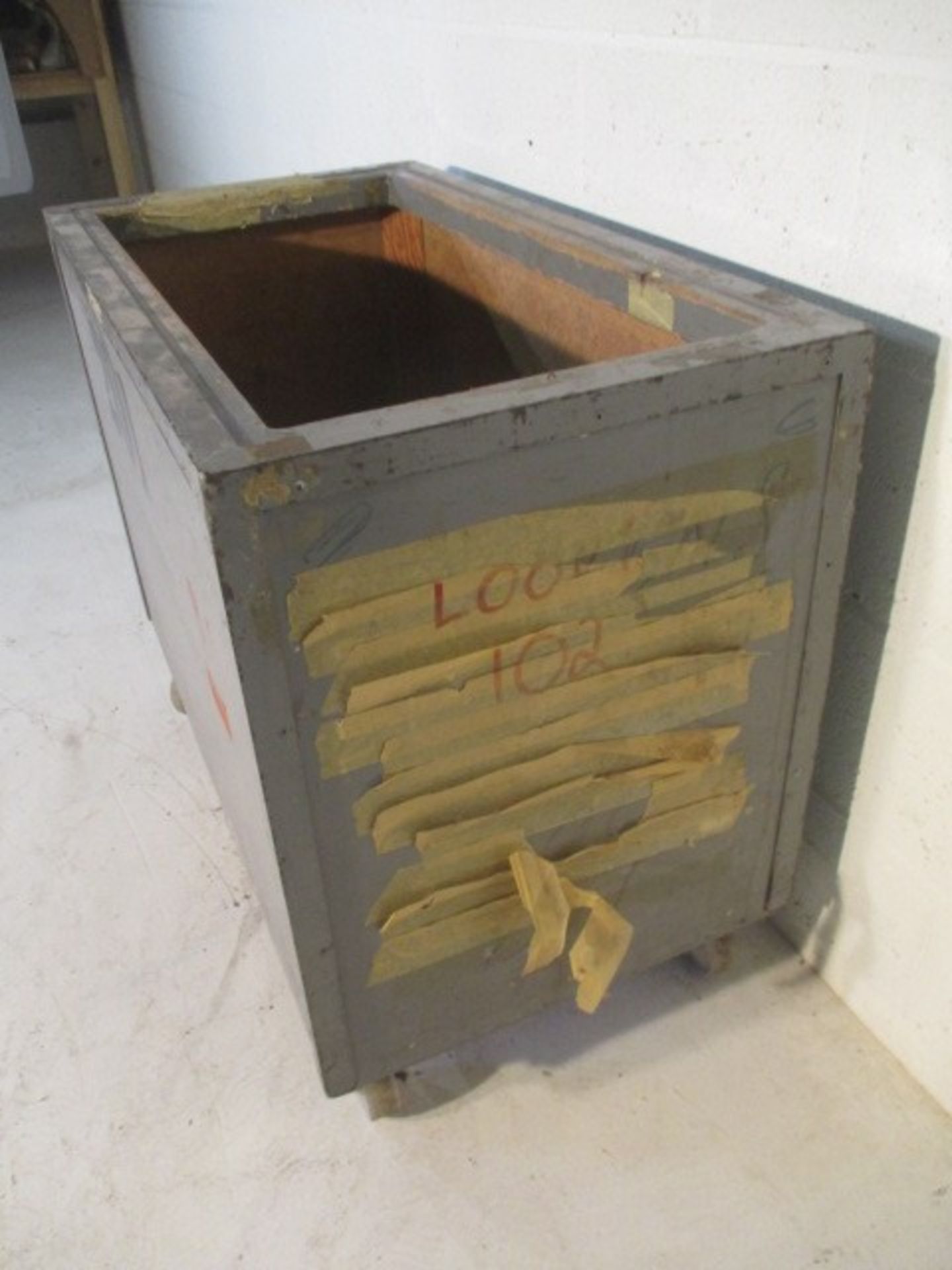A painted wooden trolley with metal edging, 94 cm x 51 cm - Image 3 of 5