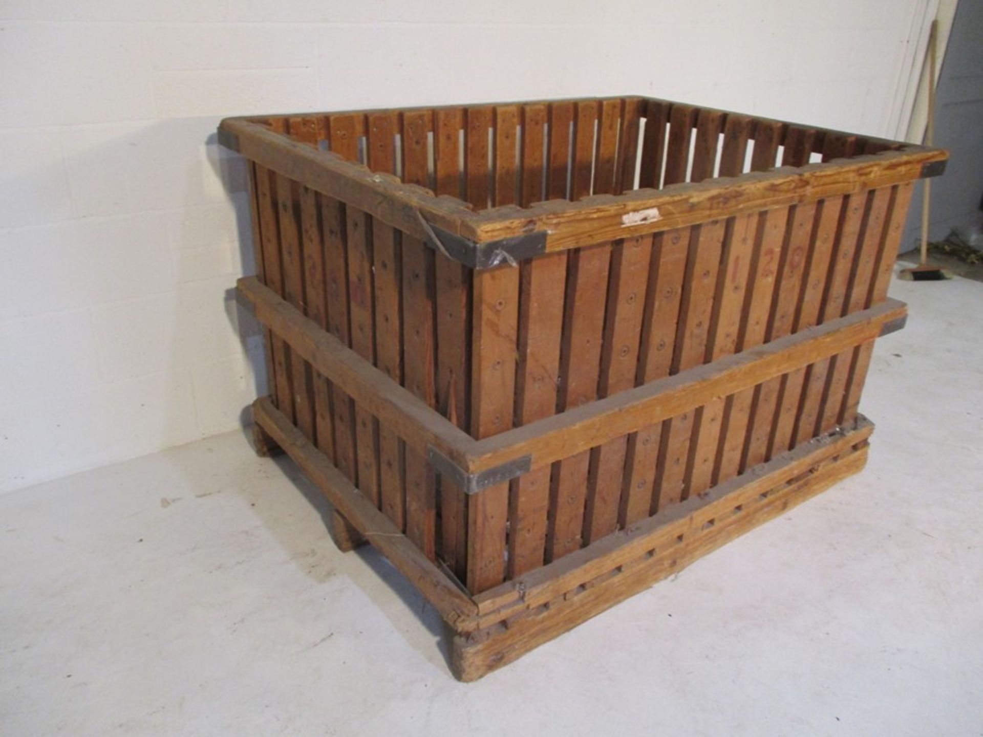 A large wooden slatted crate, 145cm x 106 cm - Image 2 of 5