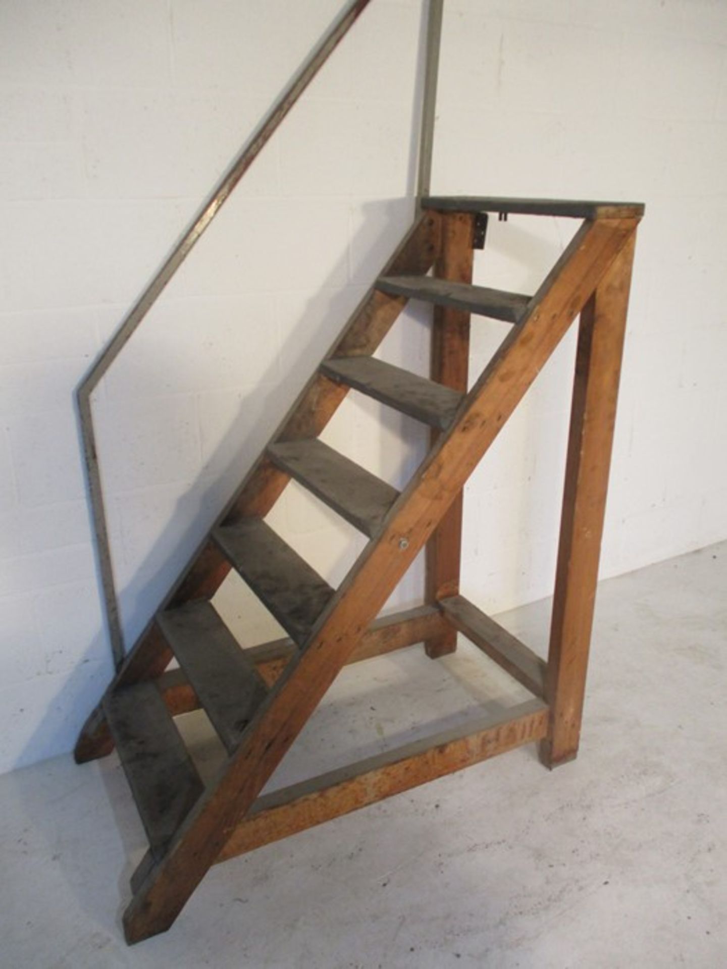 A set of industrial steps with rail, overall height 208 cm - Image 2 of 4