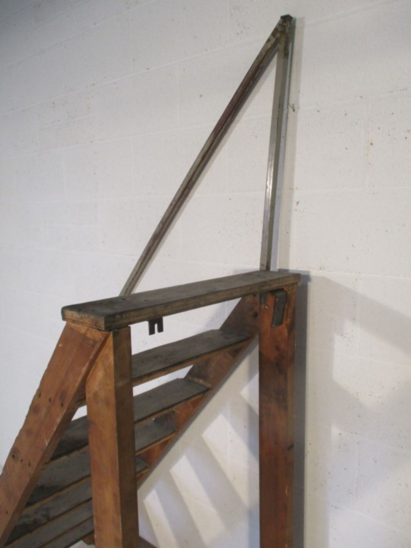 A set of industrial steps with rail, overall height 208 cm - Image 3 of 4