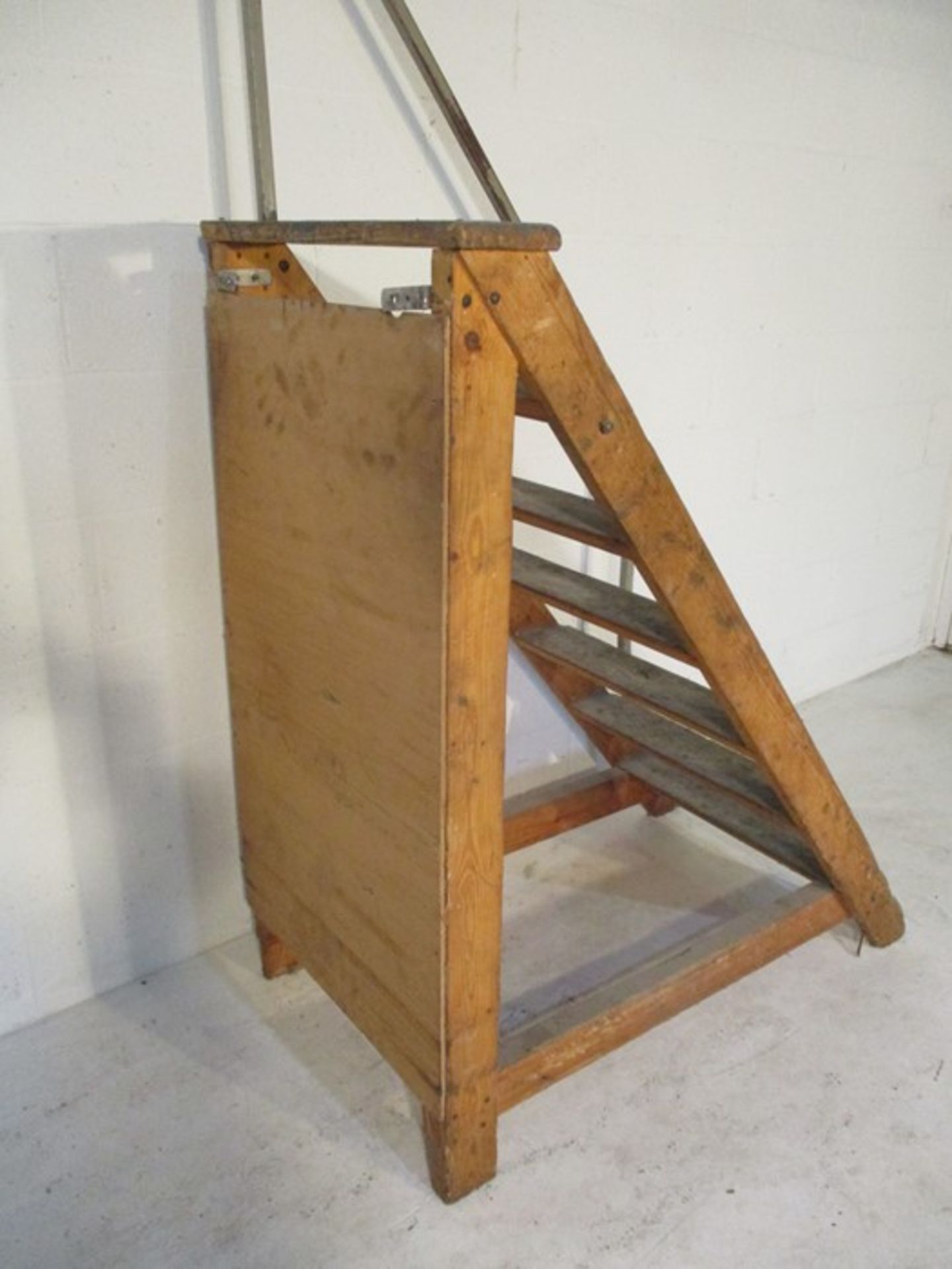 A set of industrial steps with hand rail, overall height 208 cm - Image 4 of 5