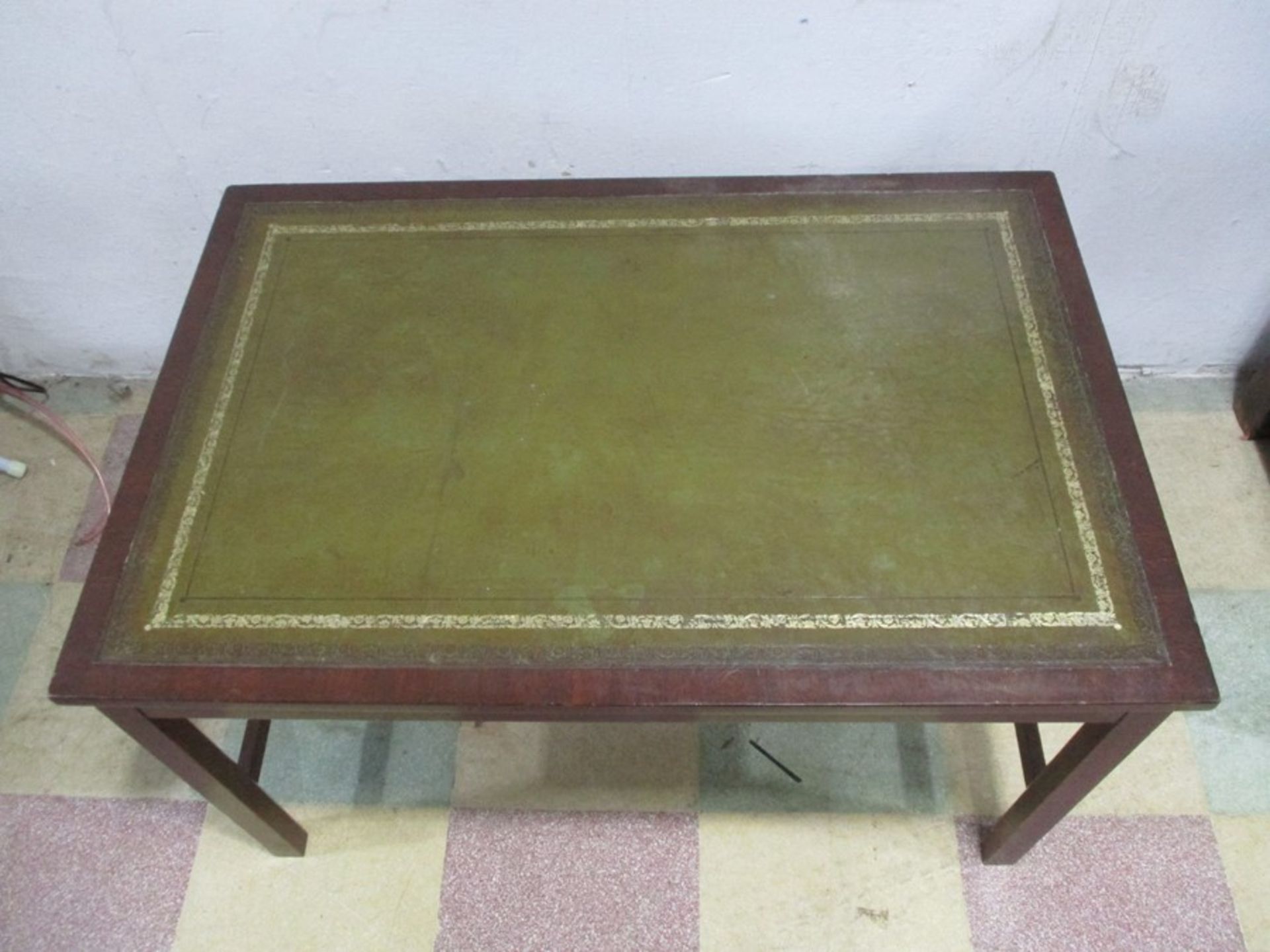 A leather topped occasional table - Bild 4 aus 6