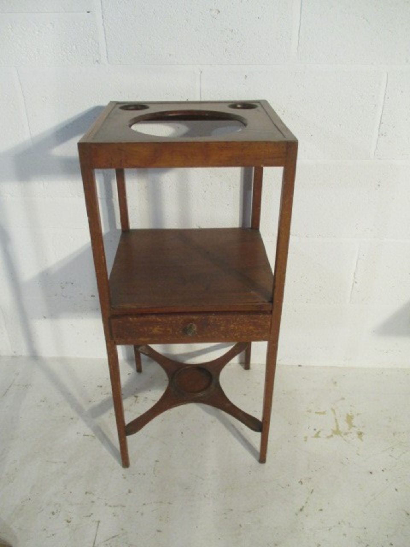 A small dropleaf table, washstand and towel rail - Bild 4 aus 8