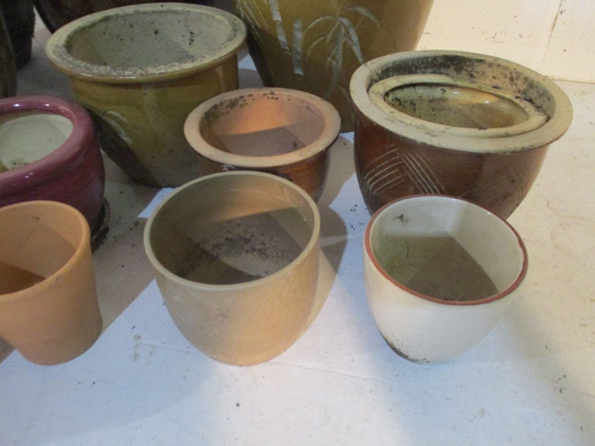 A collection of glazed and terracotta flower pots - Bild 5 aus 7