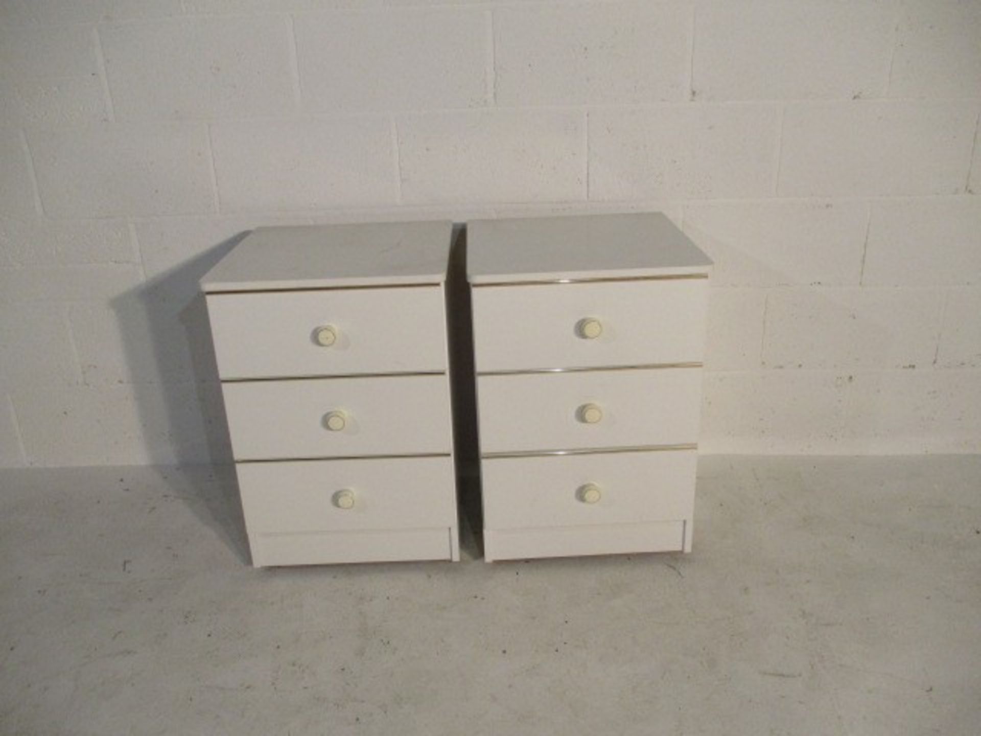 A pair of white bedside drawers along with one other - Bild 2 aus 10