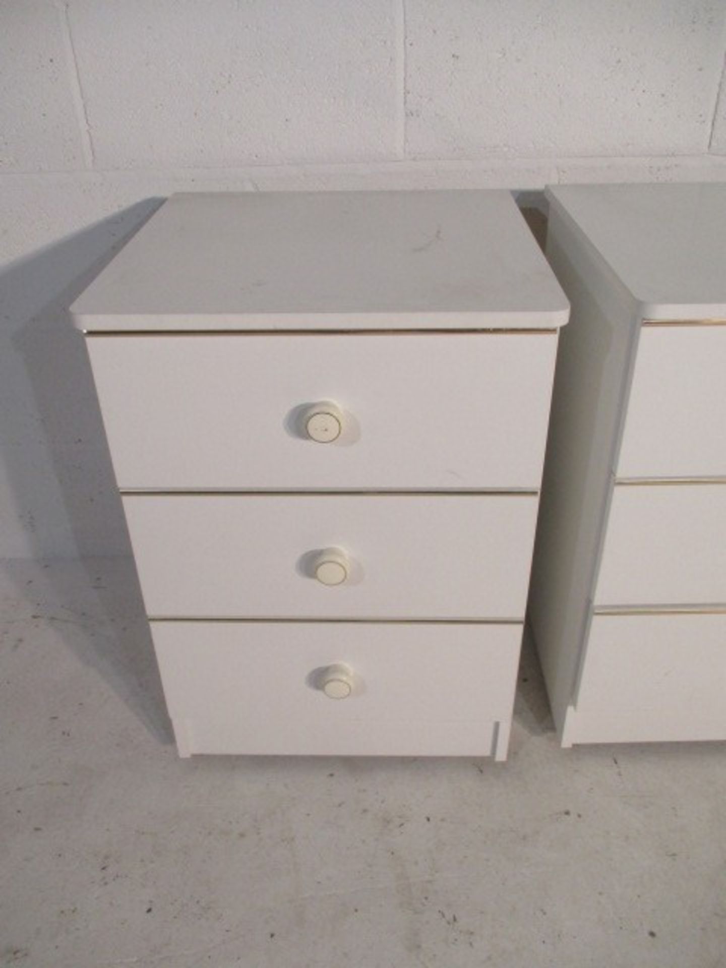 A pair of white bedside drawers along with one other - Bild 4 aus 10