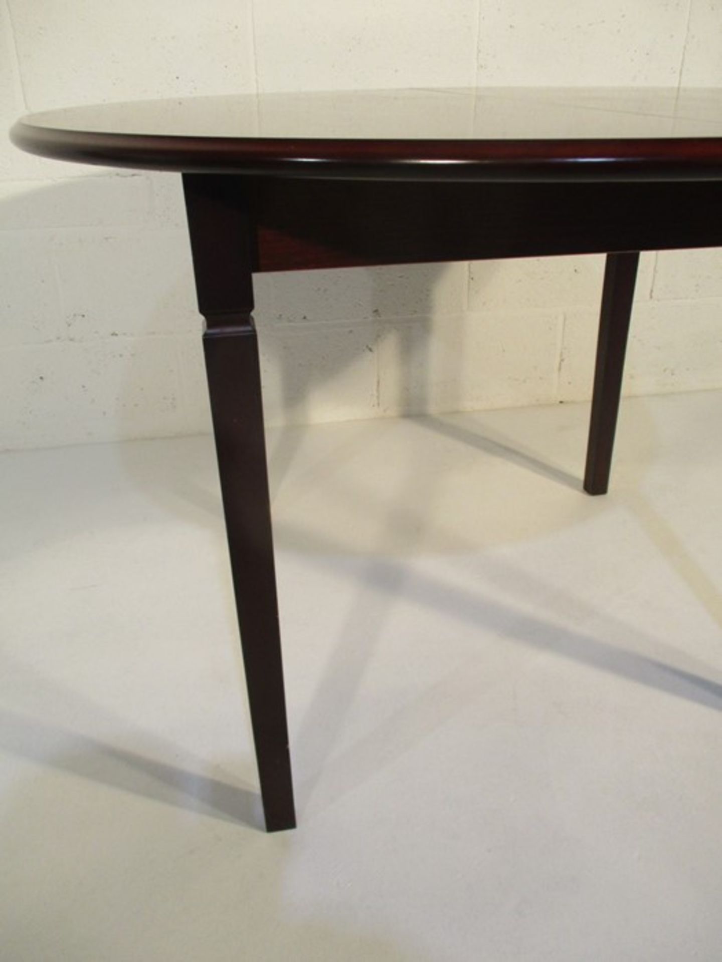 A circular extending dining table along with four matching chairs - Bild 4 aus 9