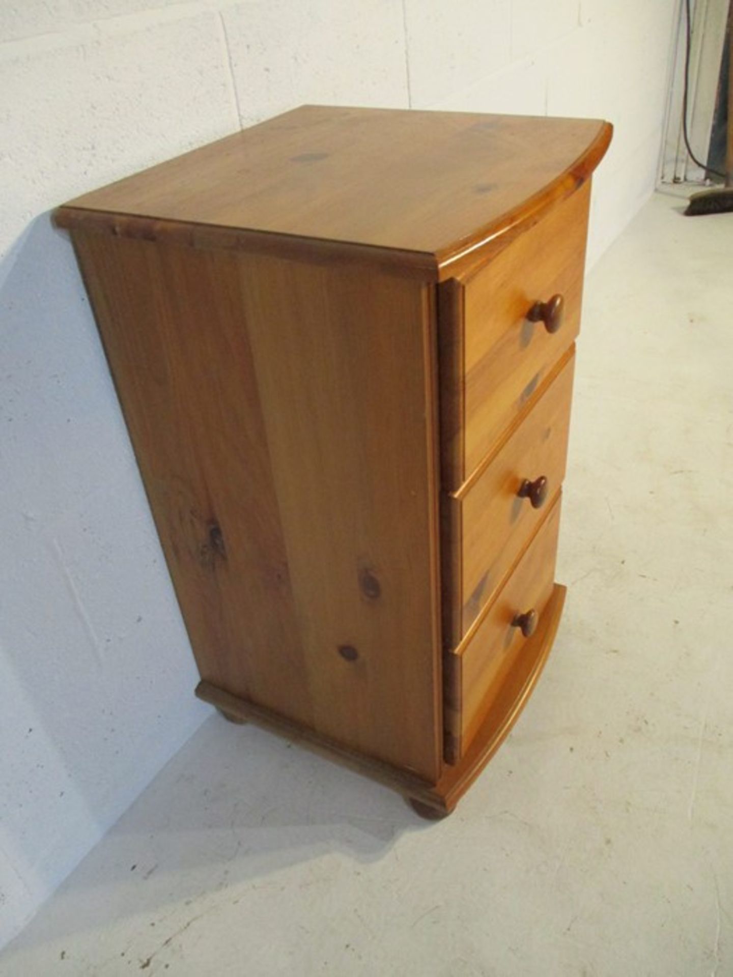 A pine chest of three drawers, height 78cm - Image 3 of 6