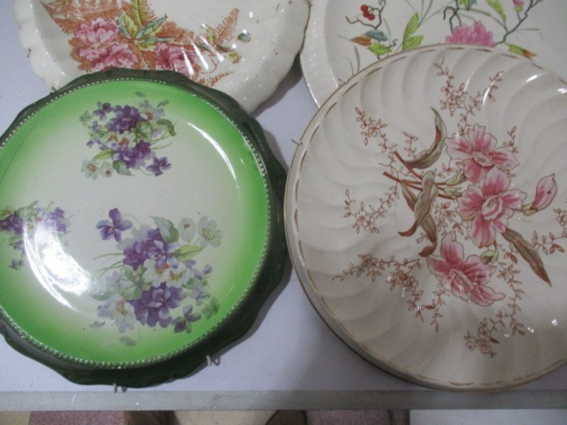 A large collection of bread plates with wall hangings - Image 2 of 11