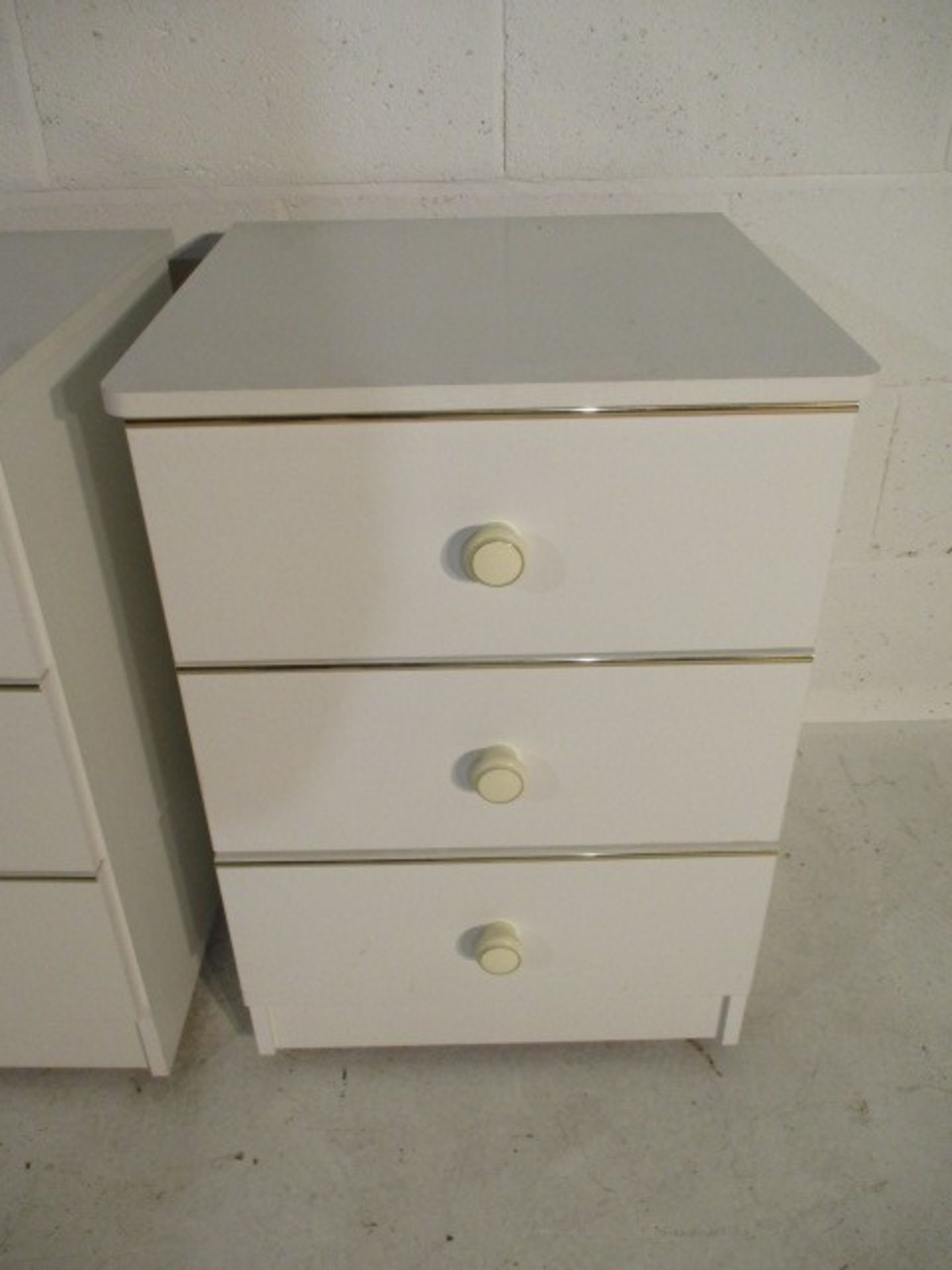 A pair of white bedside drawers along with one other - Bild 3 aus 10