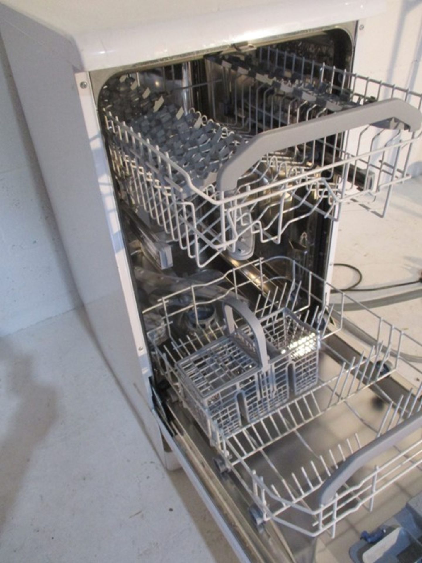 A Hotpoint slimline dishwasher model SDL510 - Image 5 of 5