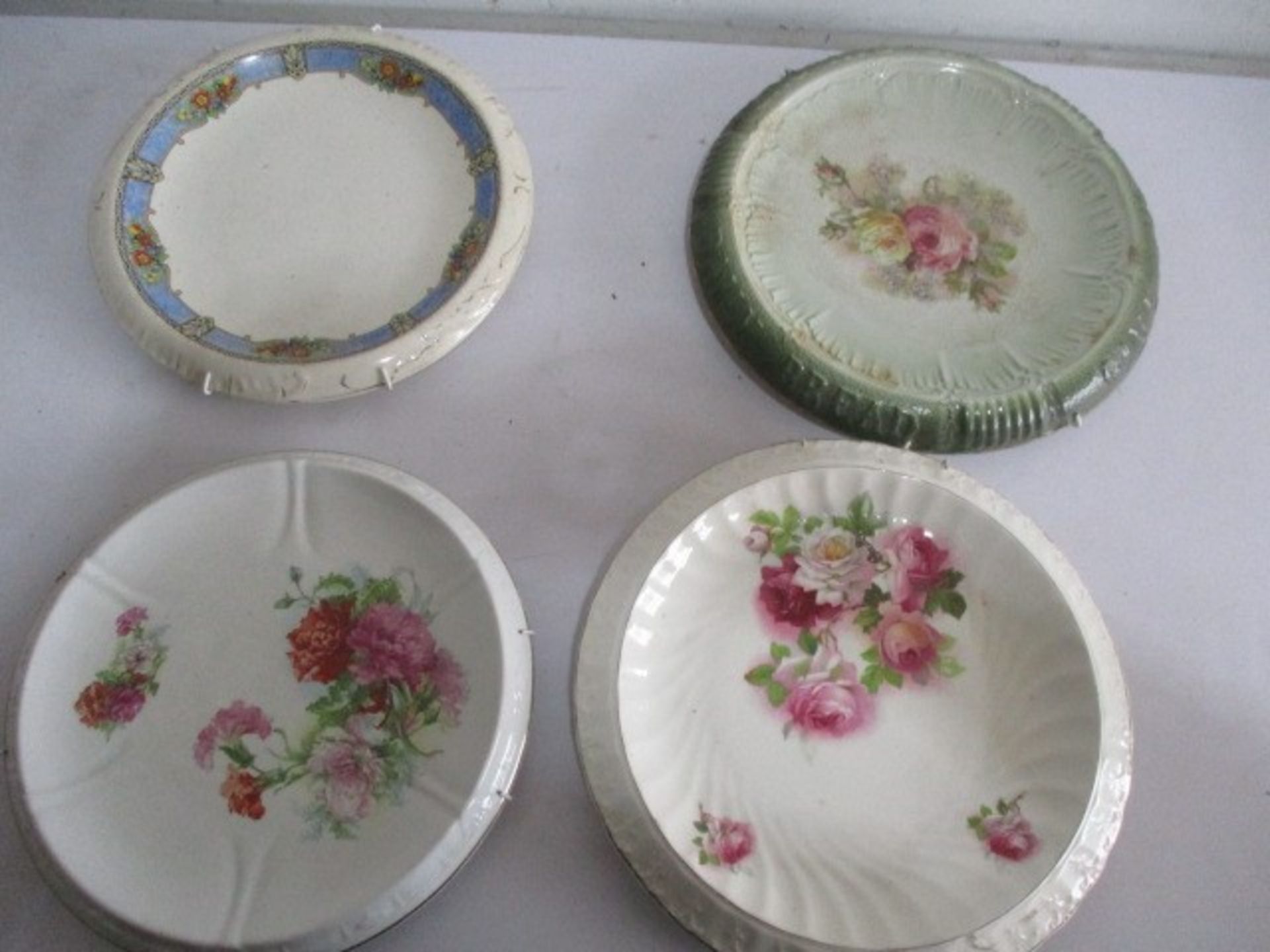 A large collection of bread plates with wall hangings - Image 7 of 11