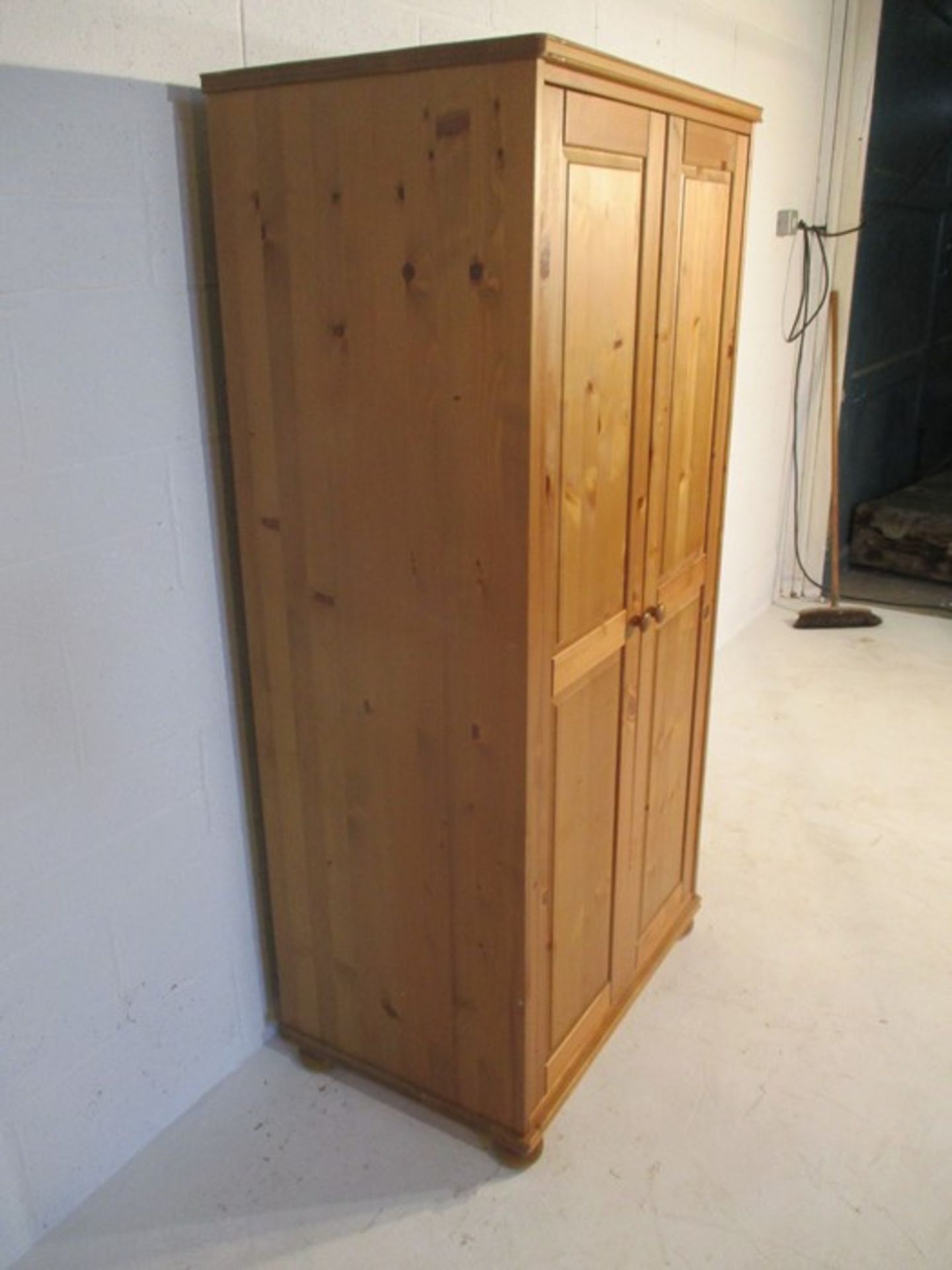 A modern pine wardrobe - Bild 3 aus 7