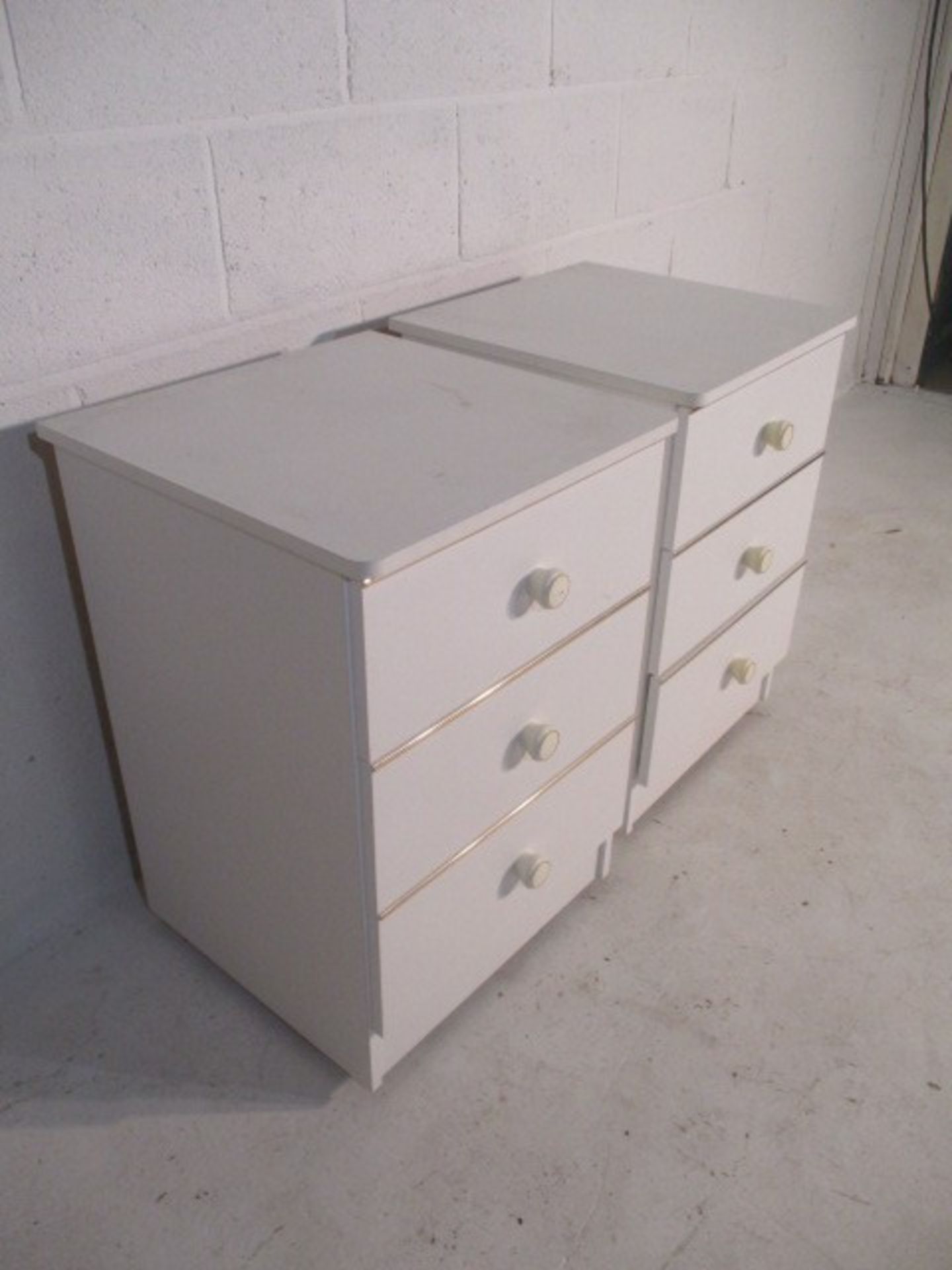 A pair of white bedside drawers along with one other - Bild 5 aus 10