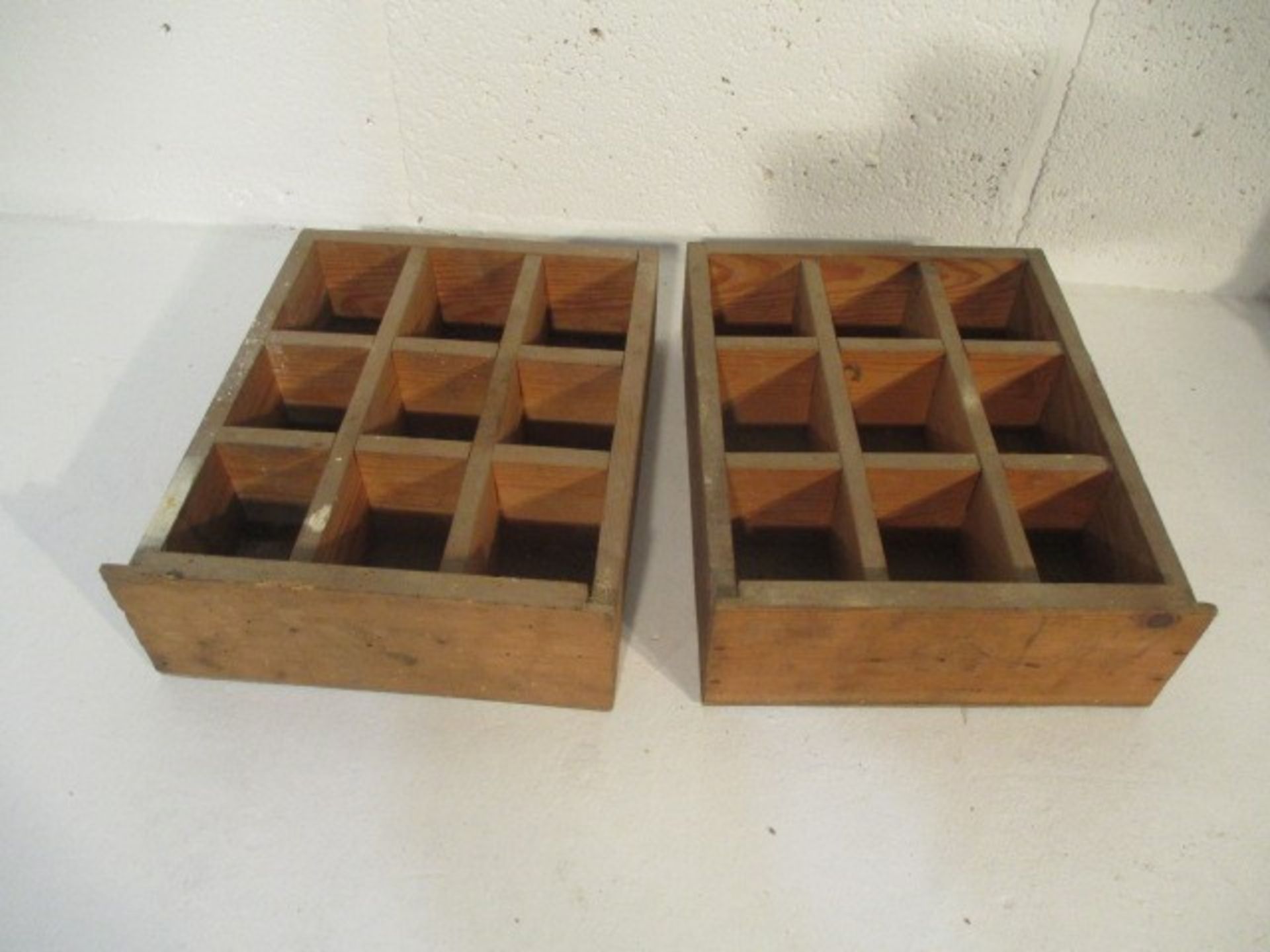 A selection of vintage wooden crates, shelving, boxes etc - Bild 4 aus 11