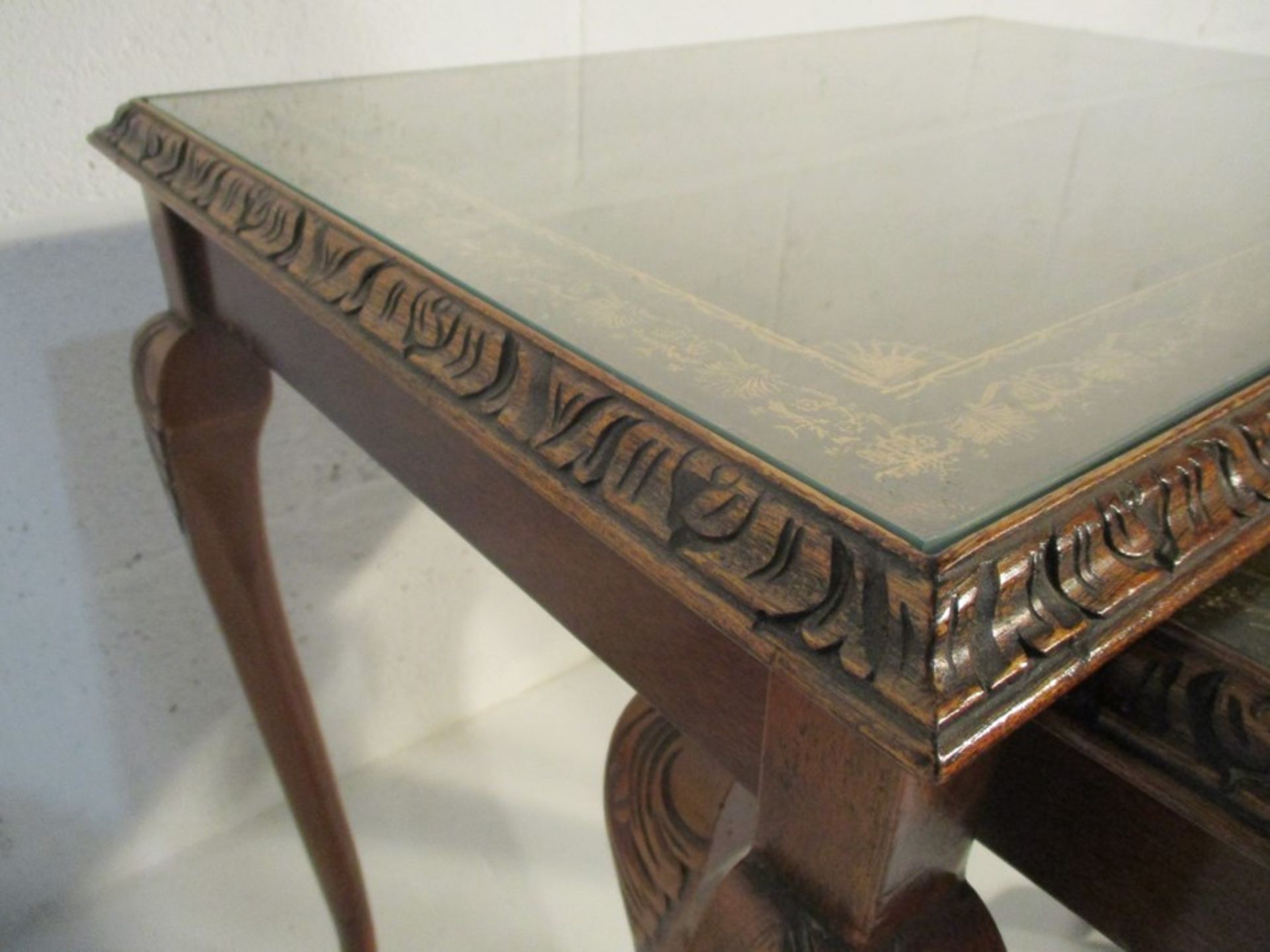 A nest of three glass topped tables and wooden magazine rack - Bild 5 aus 11