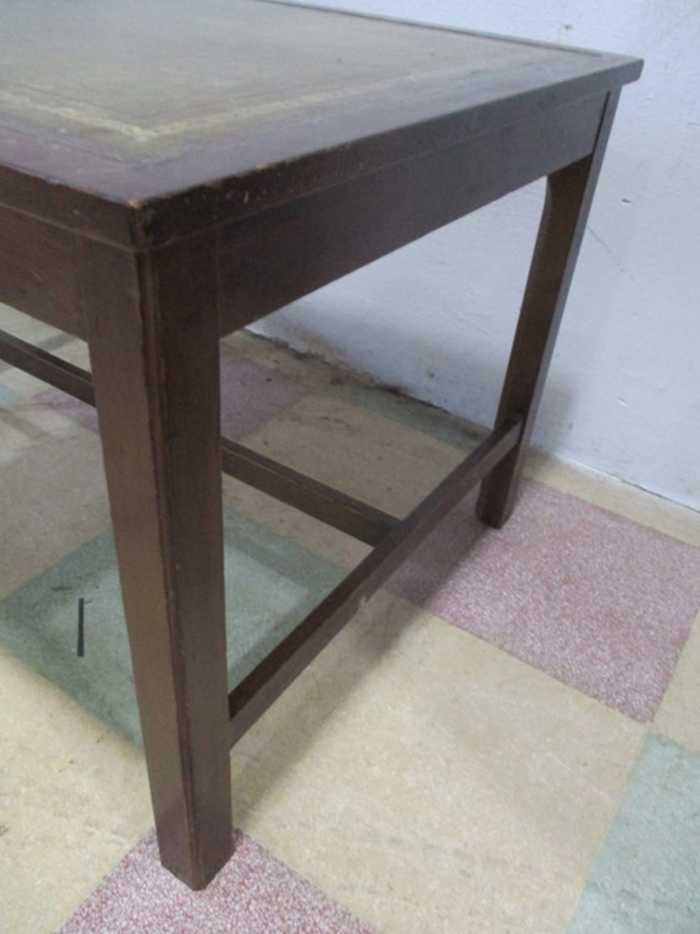 A leather topped occasional table - Bild 6 aus 6