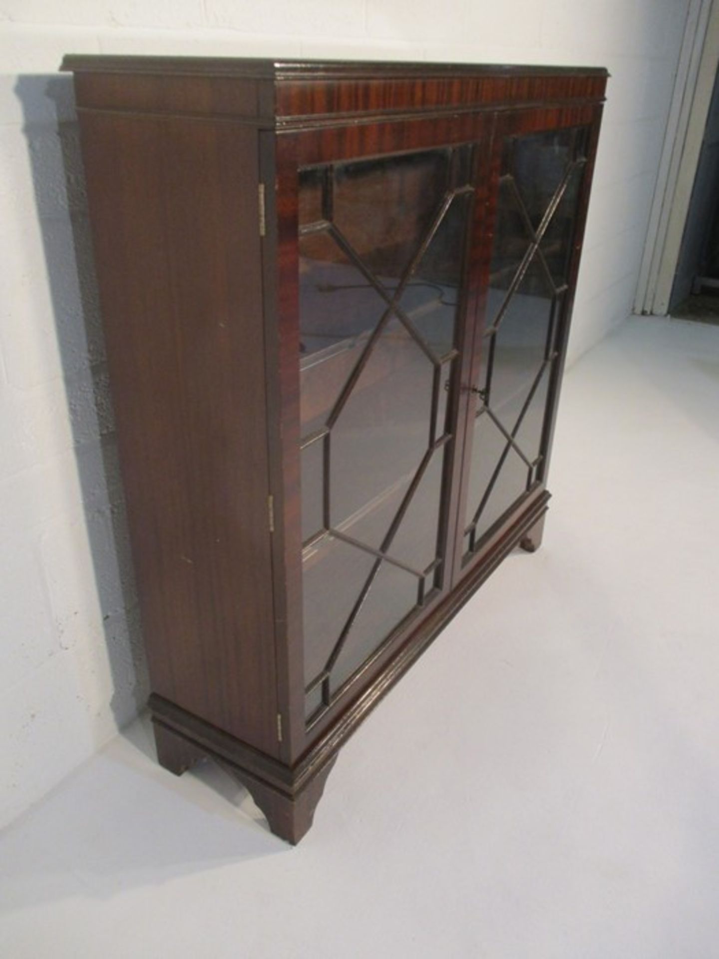 A glass fronted display cabinet - Bild 3 aus 8