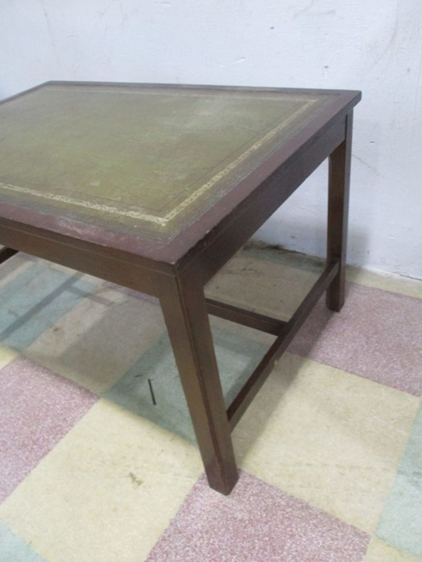 A leather topped occasional table - Bild 2 aus 6