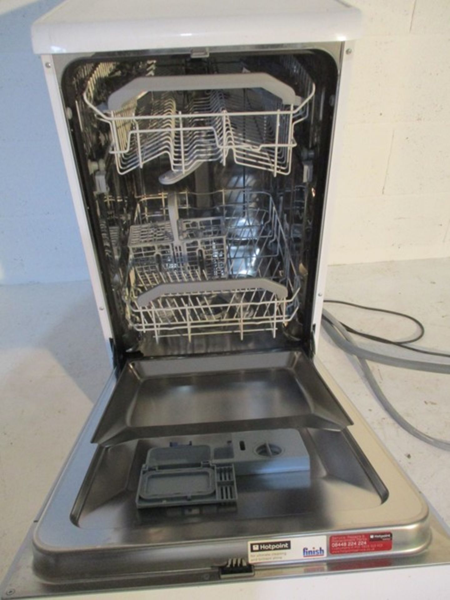 A Hotpoint slimline dishwasher model SDL510 - Image 4 of 5