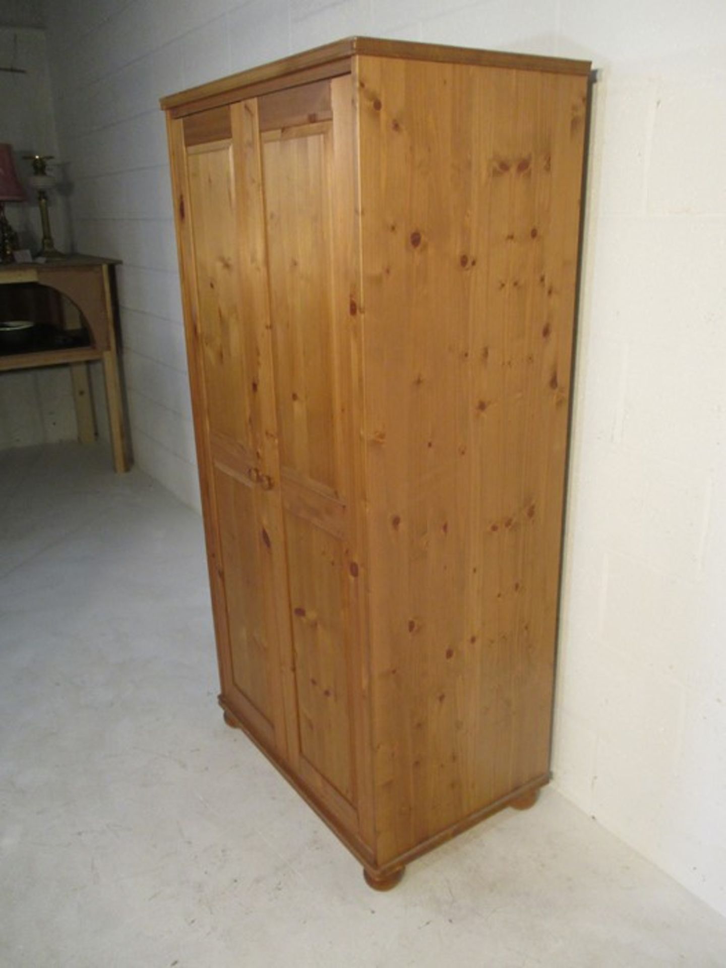 A modern pine wardrobe - Bild 2 aus 7