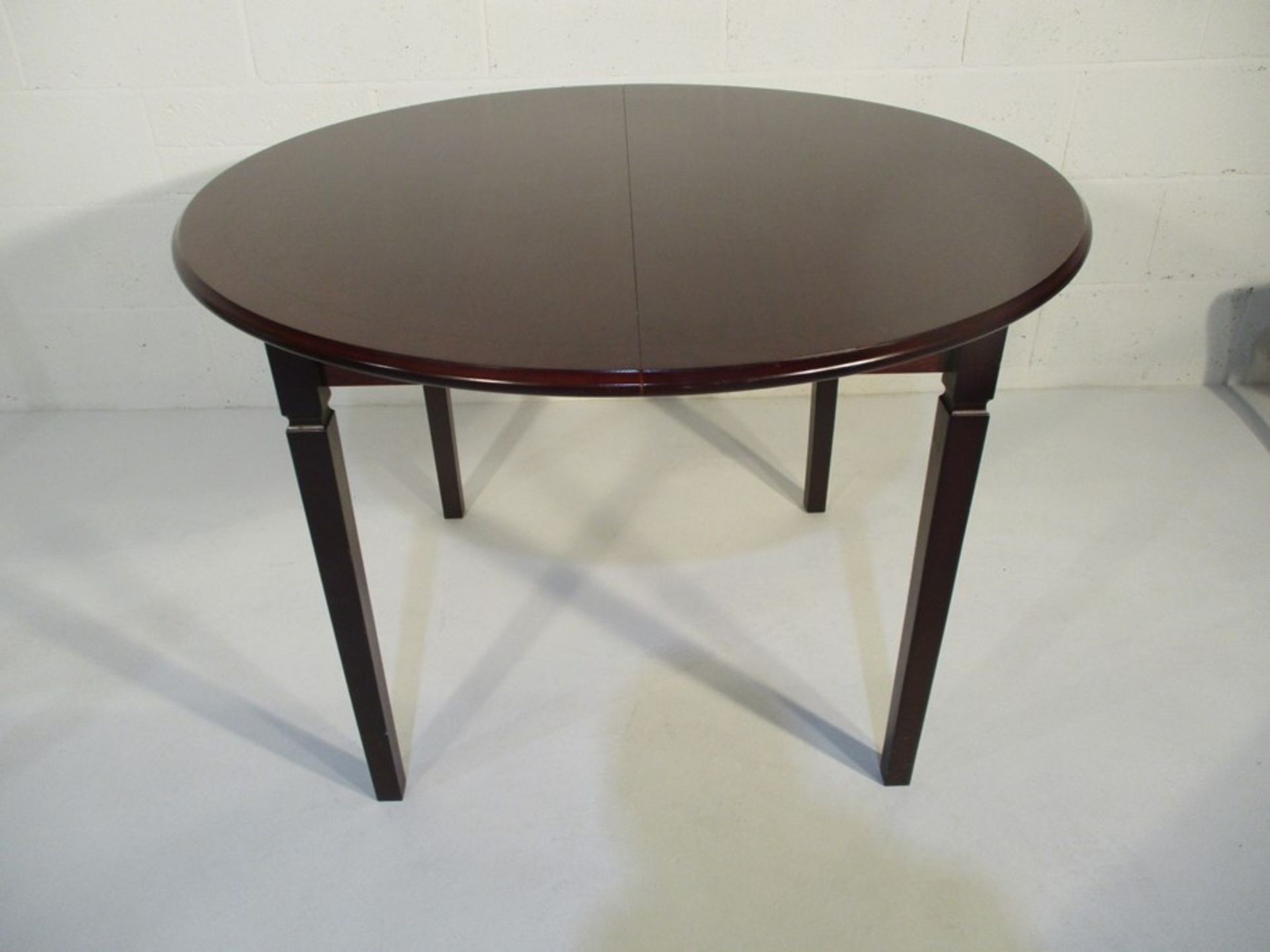 A circular extending dining table along with four matching chairs - Bild 2 aus 9