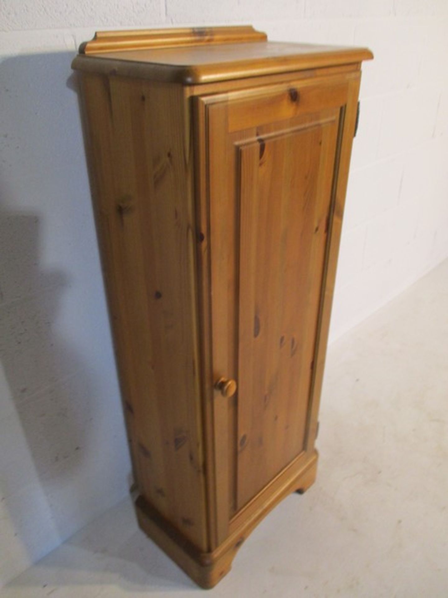 A Ducal pine cupboard along with a pine coffee table - Bild 4 aus 12