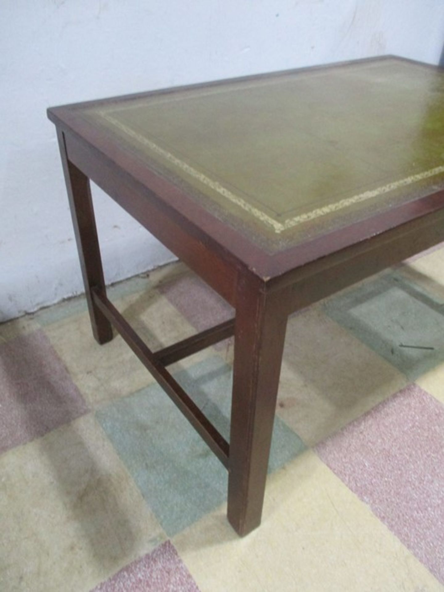 A leather topped occasional table - Bild 3 aus 6