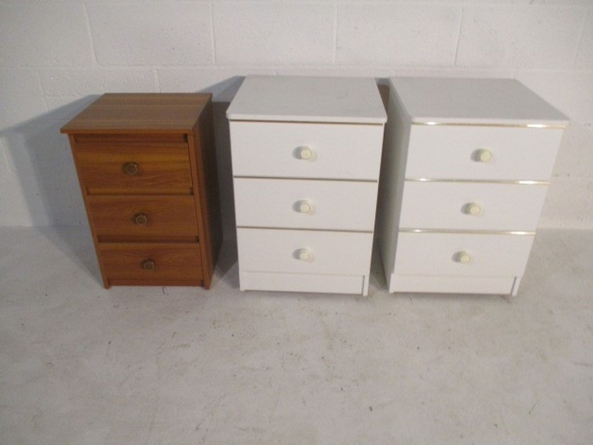 A pair of white bedside drawers along with one other - Bild 7 aus 10