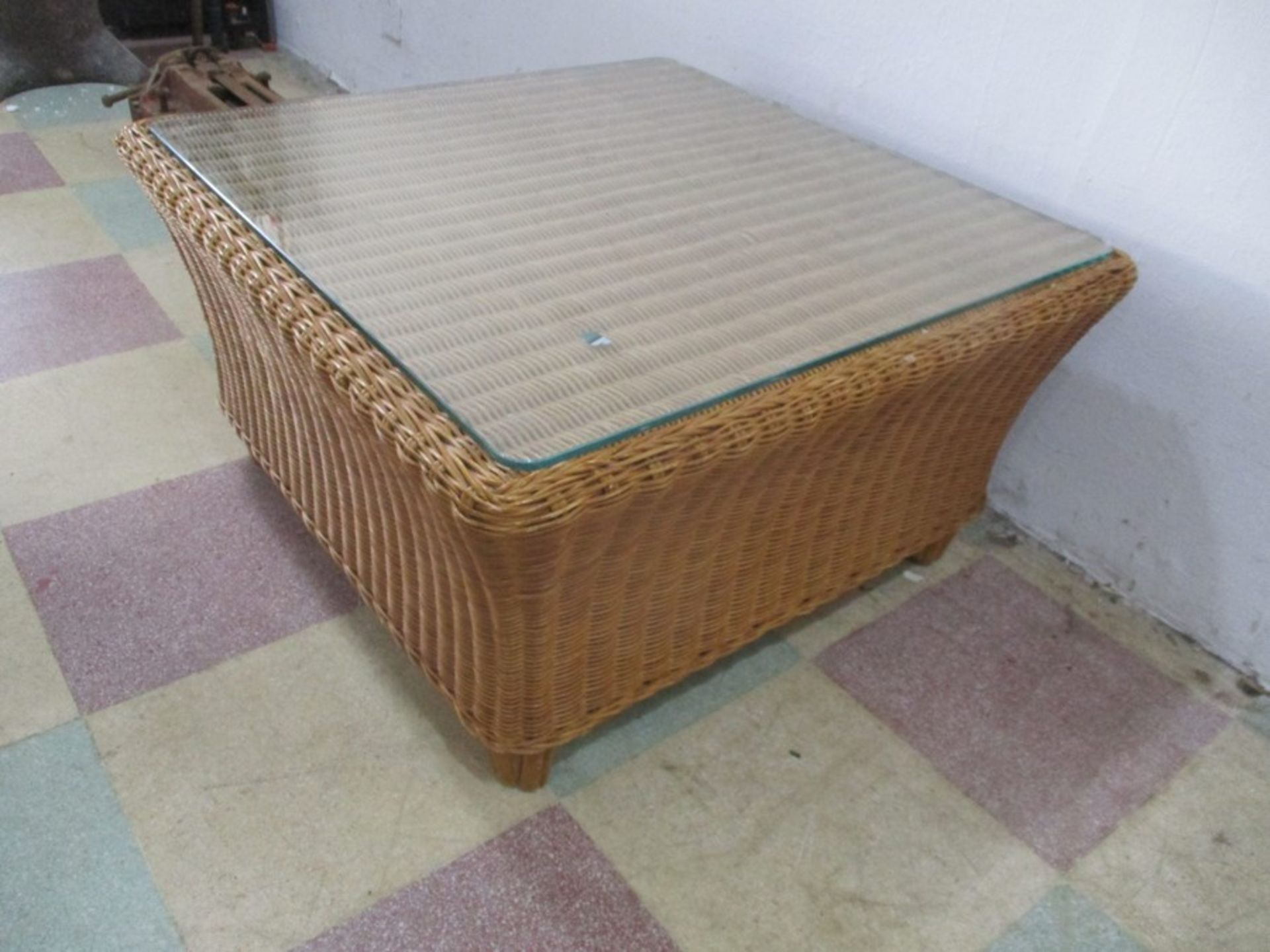 A wicker coffee table with glass top - Bild 2 aus 6