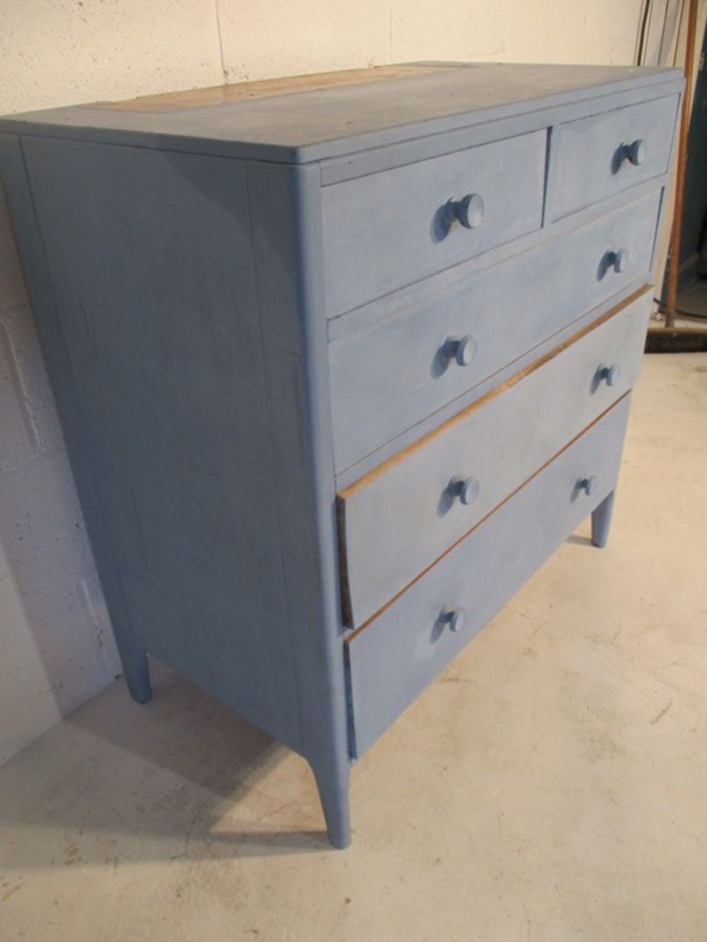 A painted chest of five drawers - Image 3 of 7