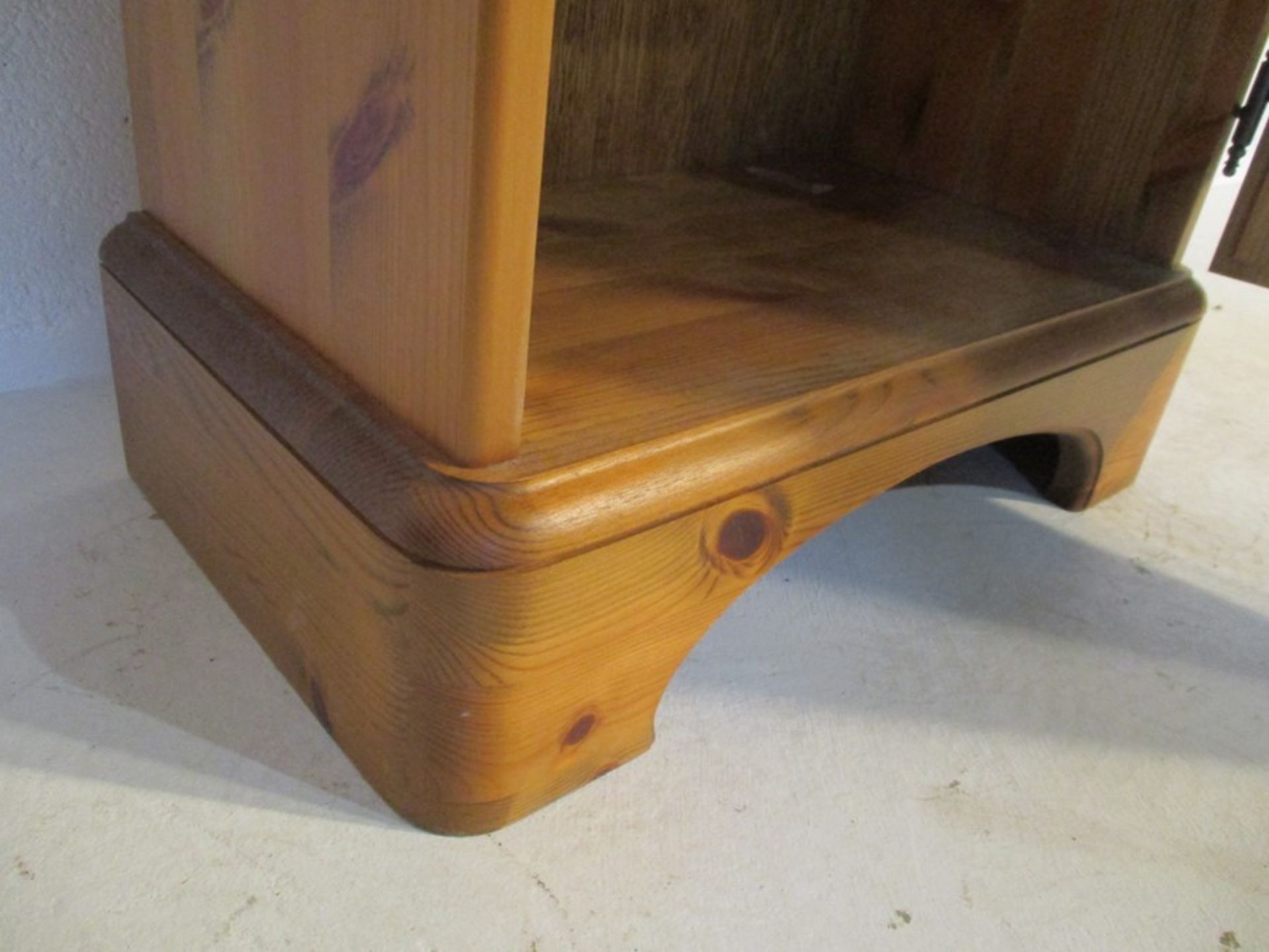 A Ducal pine cupboard along with a pine coffee table - Bild 7 aus 12