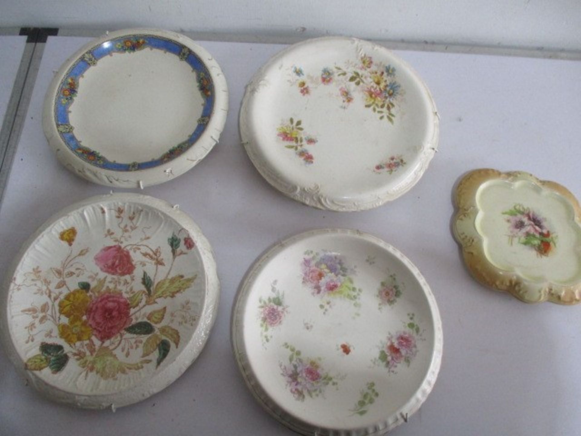 A large collection of bread plates with wall hangings - Image 6 of 11