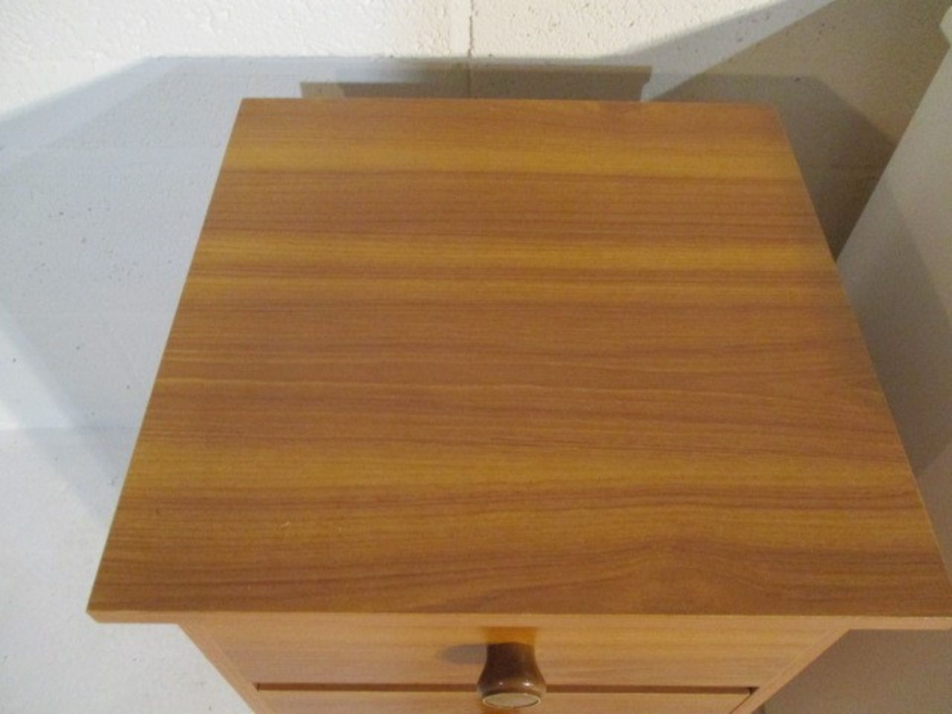 A pair of white bedside drawers along with one other - Bild 9 aus 10