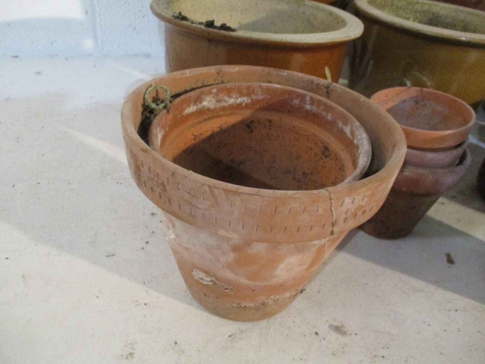 A collection of glazed and terracotta flower pots - Bild 2 aus 7