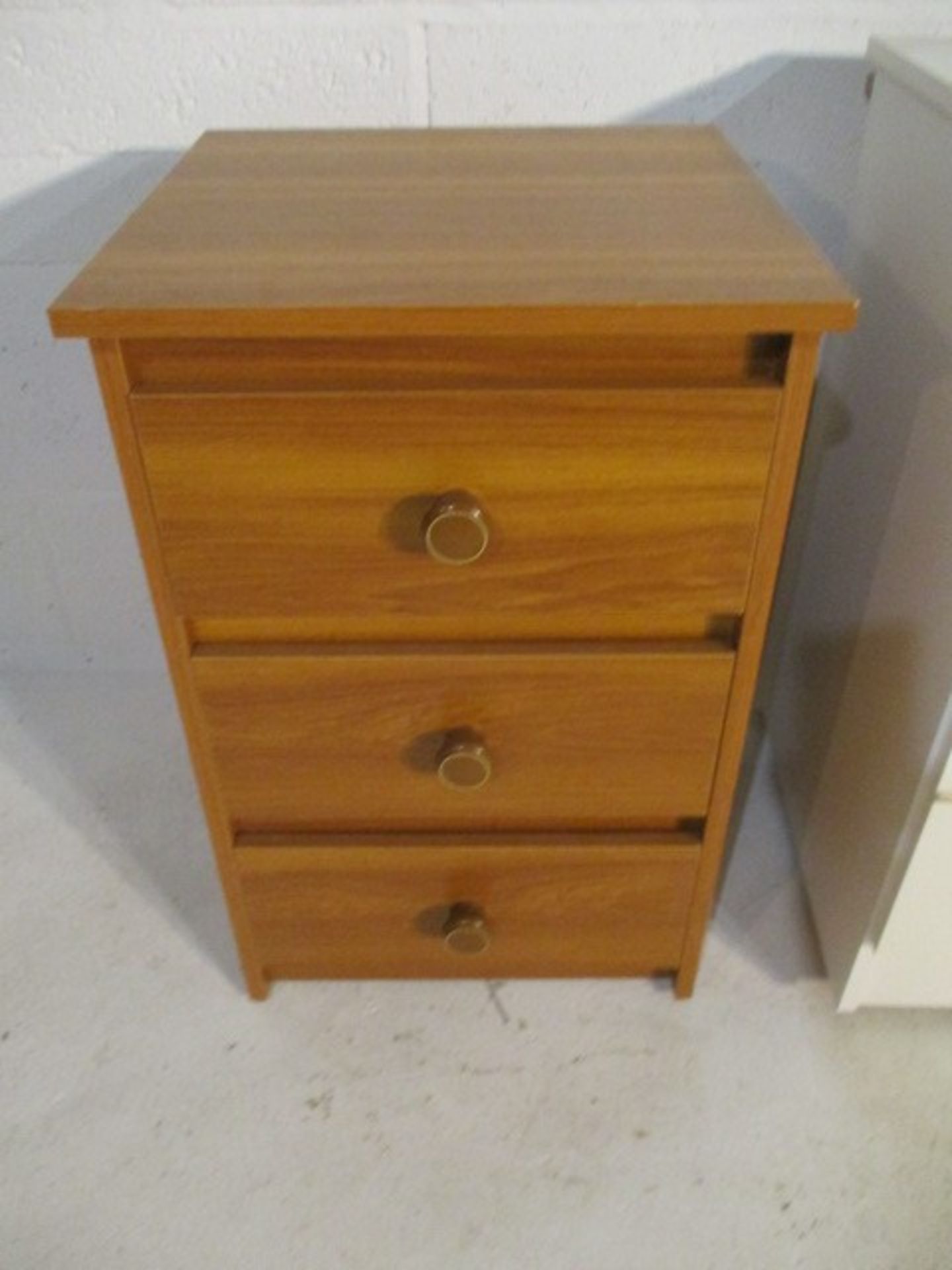 A pair of white bedside drawers along with one other - Bild 8 aus 10