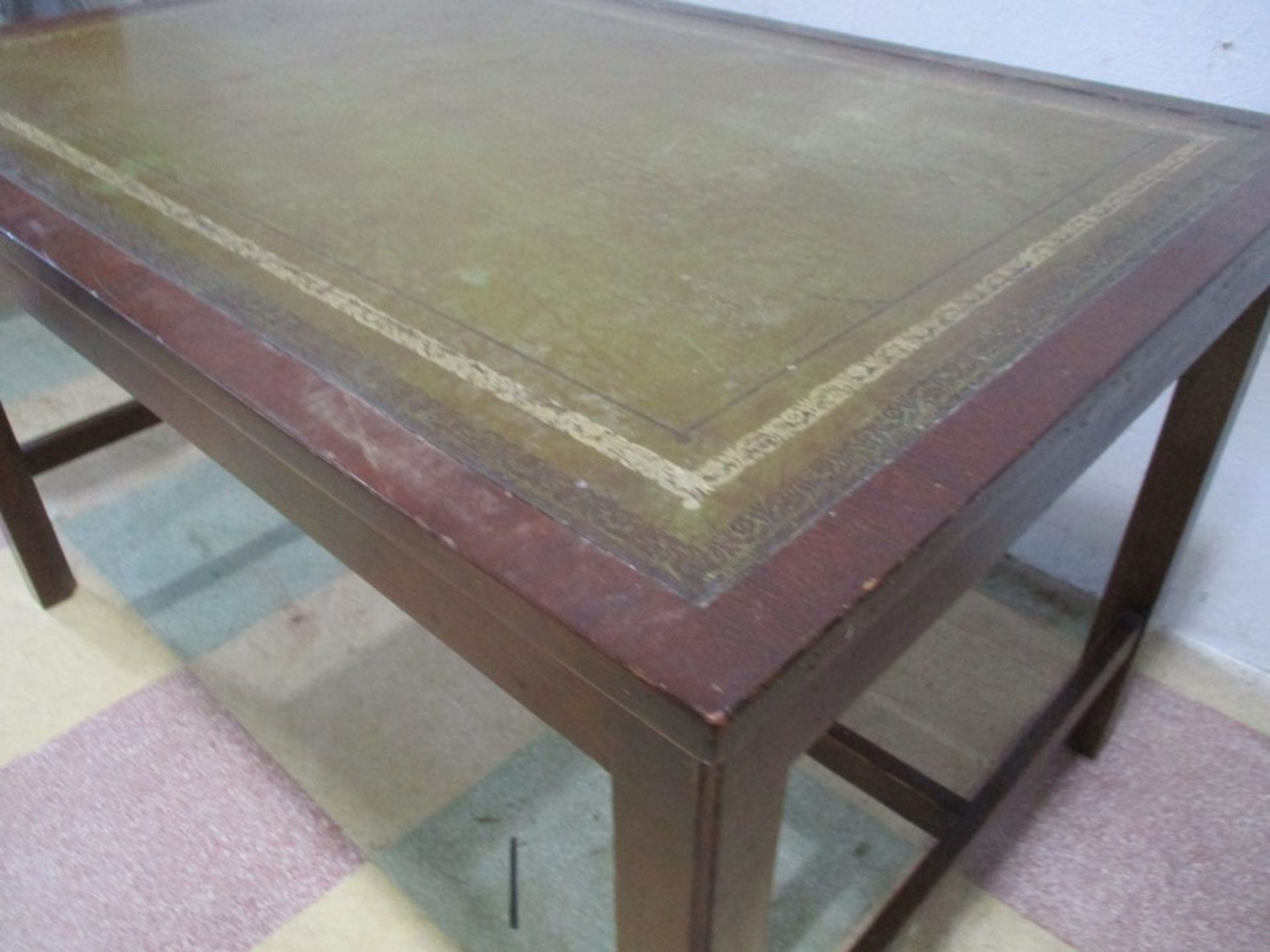 A leather topped occasional table - Bild 5 aus 6