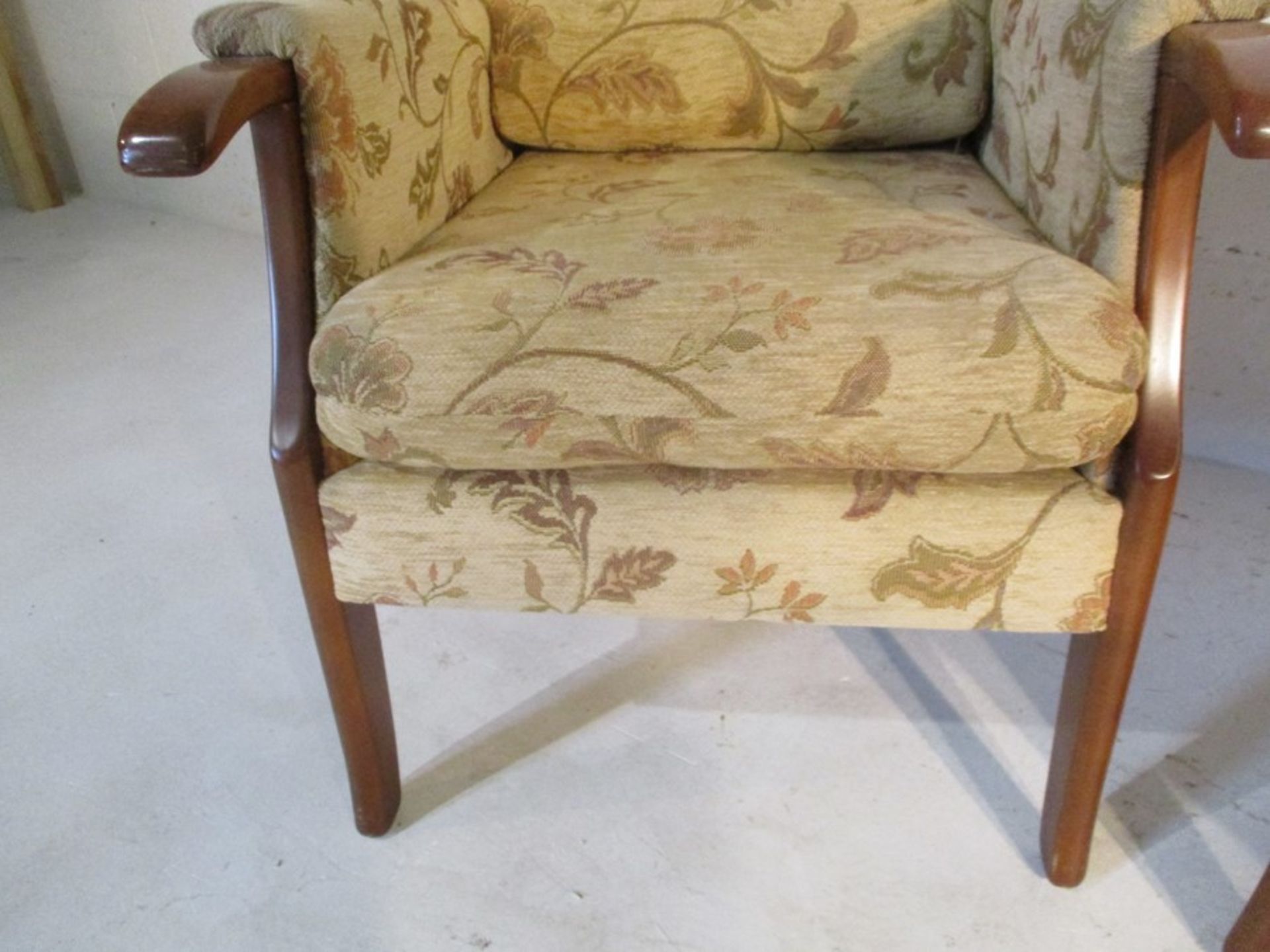 A pair of upholstered armchairs - Bild 7 aus 9