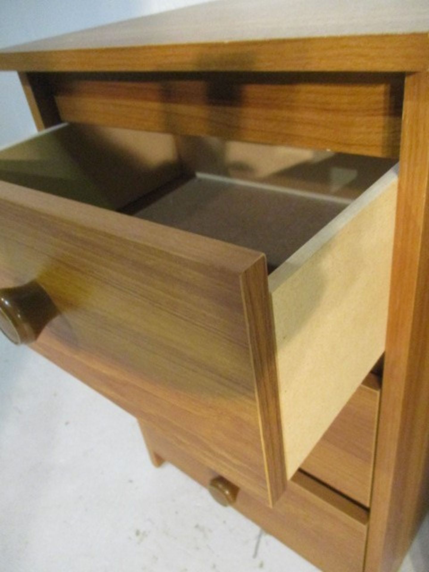 A pair of white bedside drawers along with one other - Bild 10 aus 10