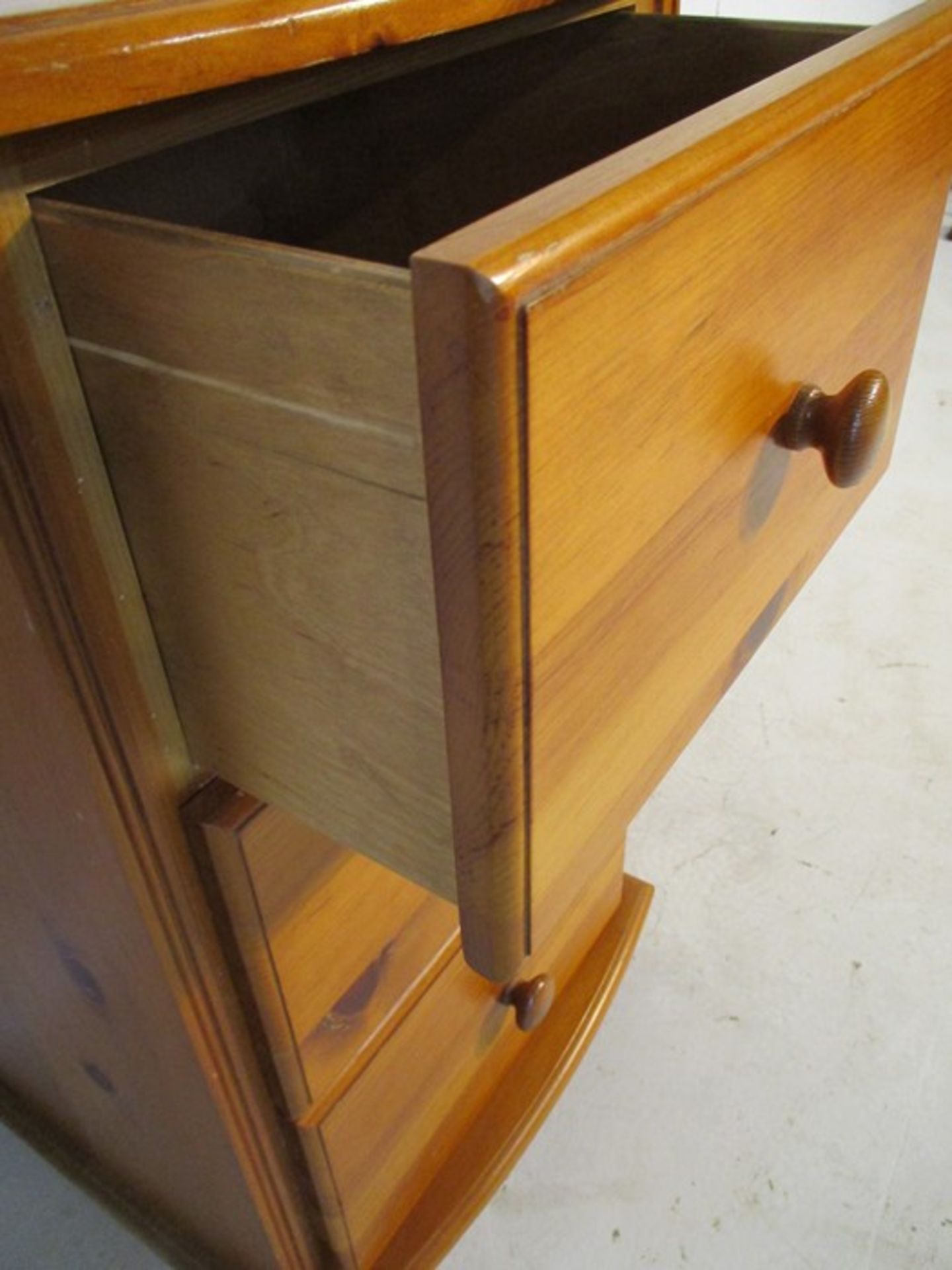 A pine chest of three drawers, height 78cm - Image 5 of 6