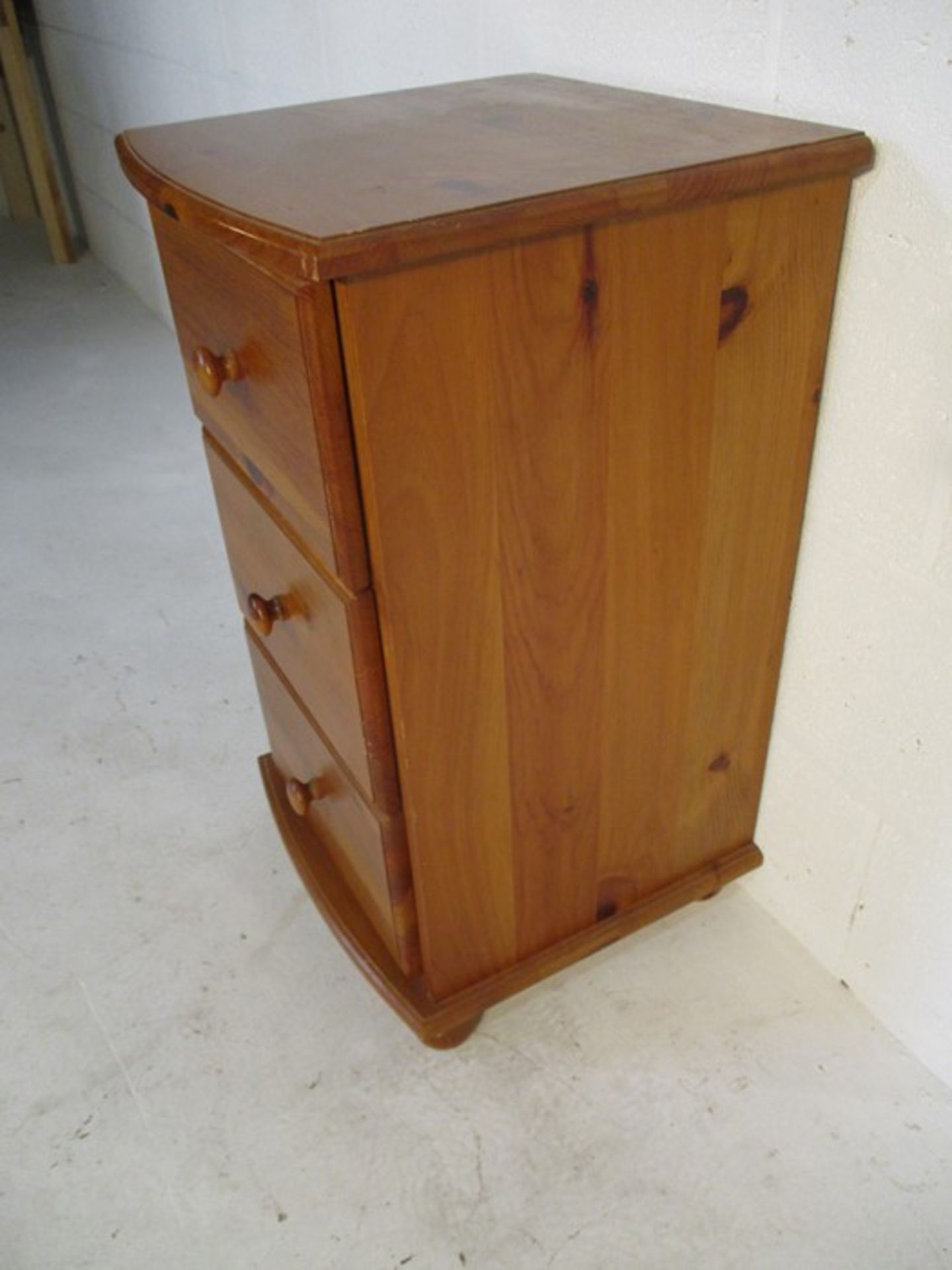 A pine chest of three drawers, height 78cm - Image 2 of 6