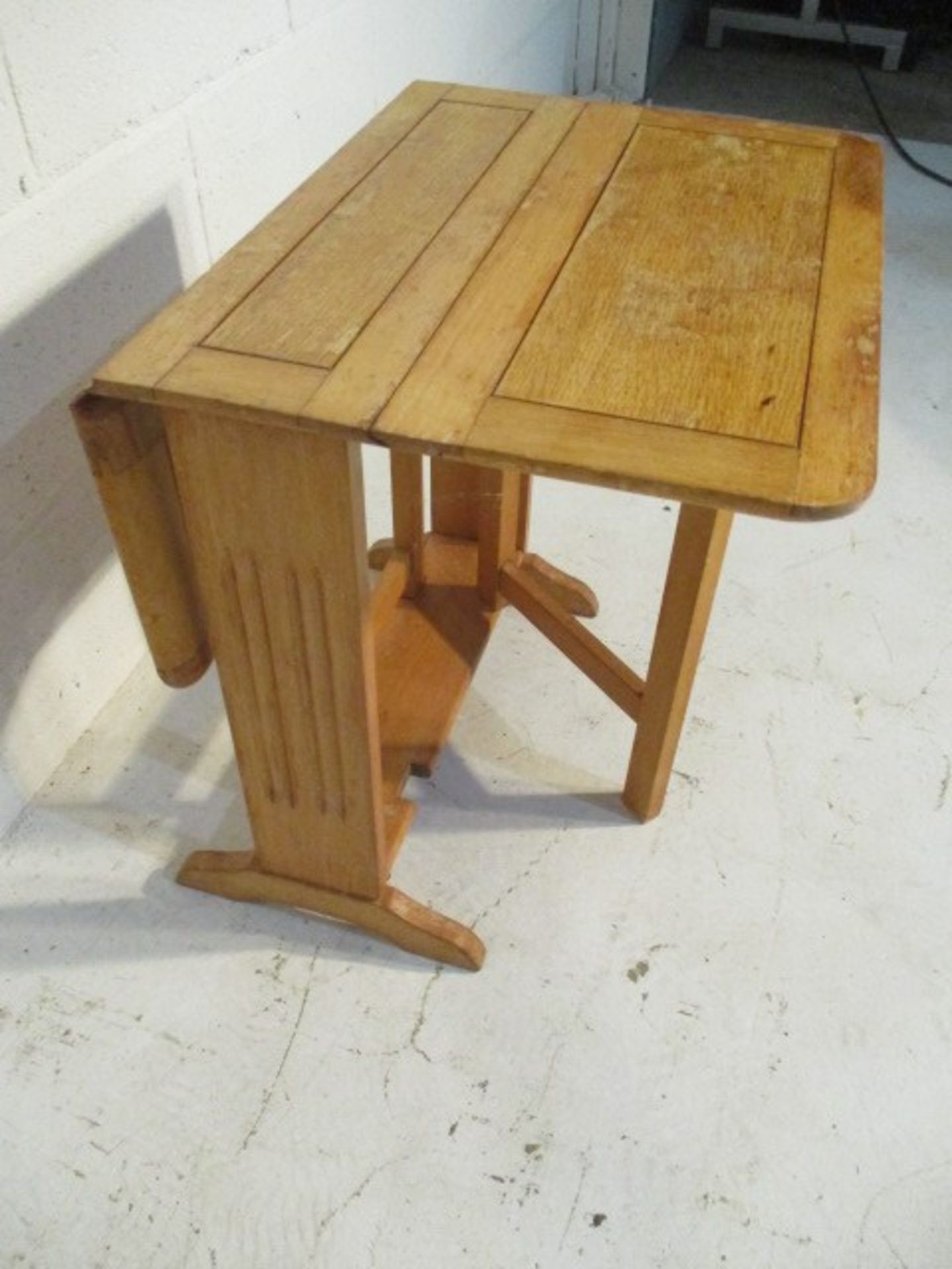 A small dropleaf table, washstand and towel rail - Bild 3 aus 8