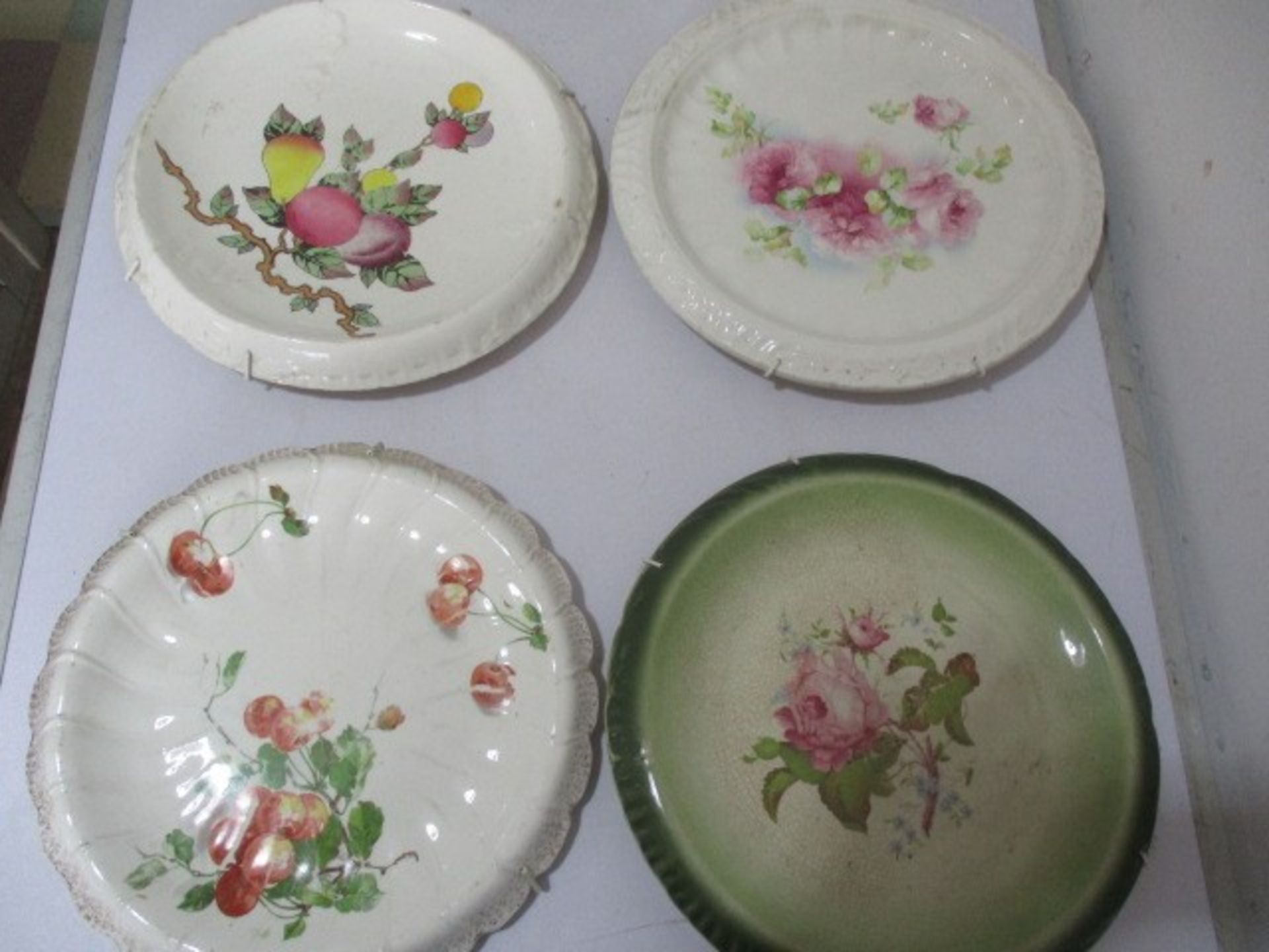A large collection of bread plates with wall hangings - Image 5 of 11