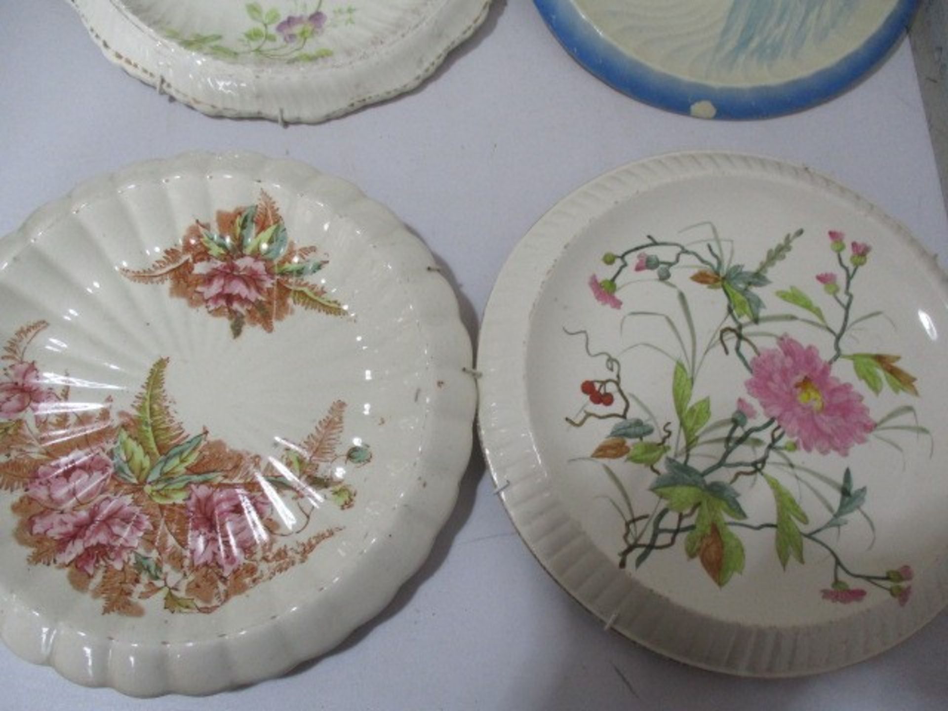 A large collection of bread plates with wall hangings - Image 3 of 11