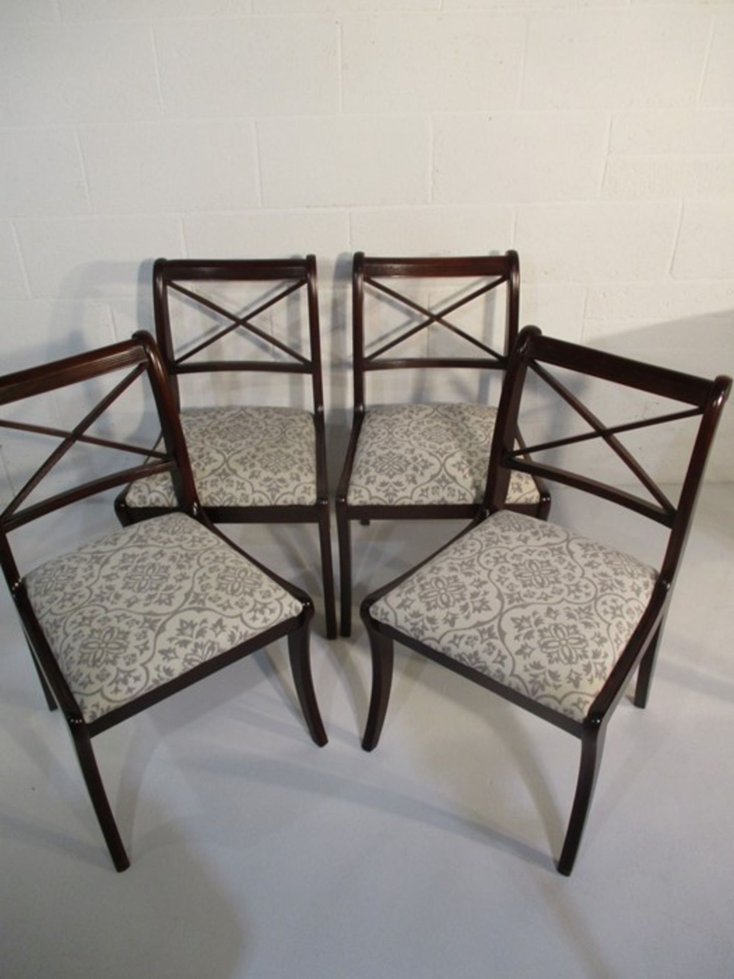 A circular extending dining table along with four matching chairs - Bild 5 aus 9