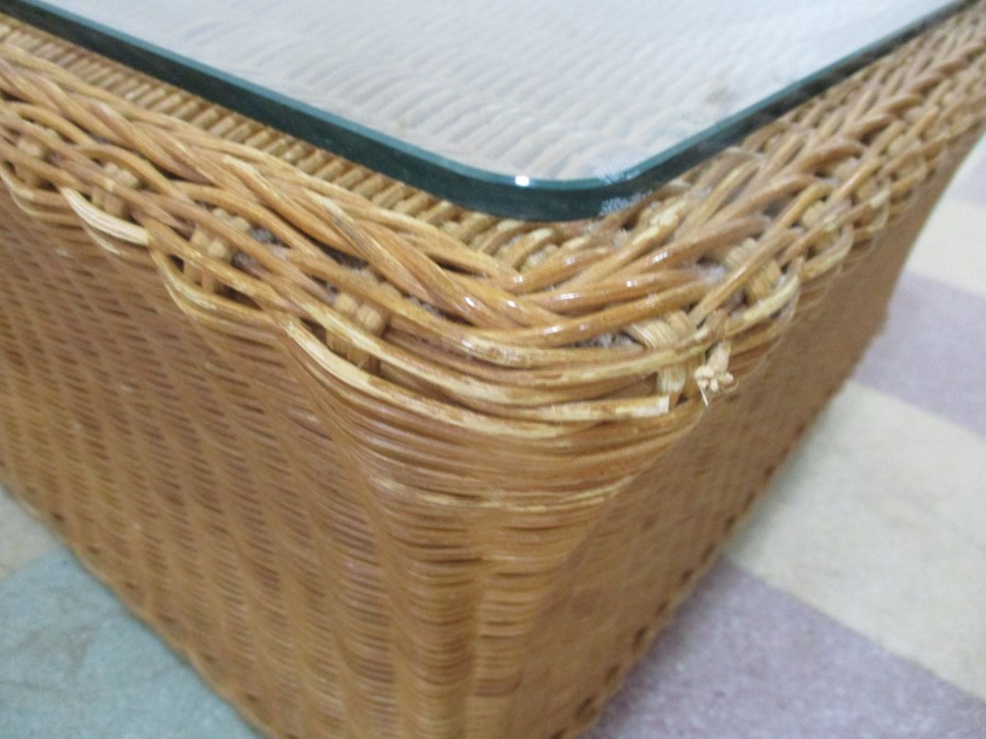 A wicker coffee table with glass top - Bild 5 aus 6