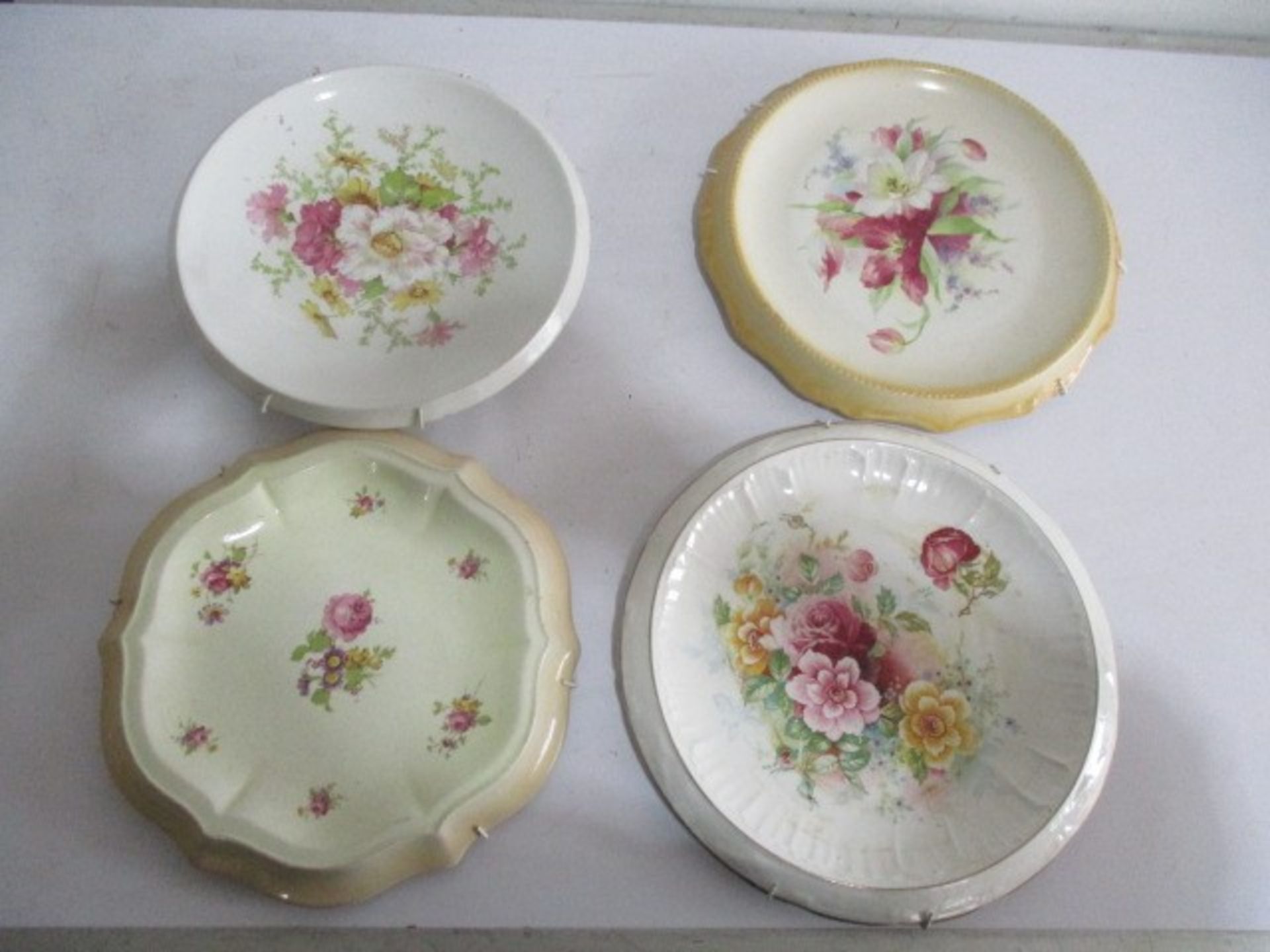 A large collection of bread plates with wall hangings - Image 8 of 11